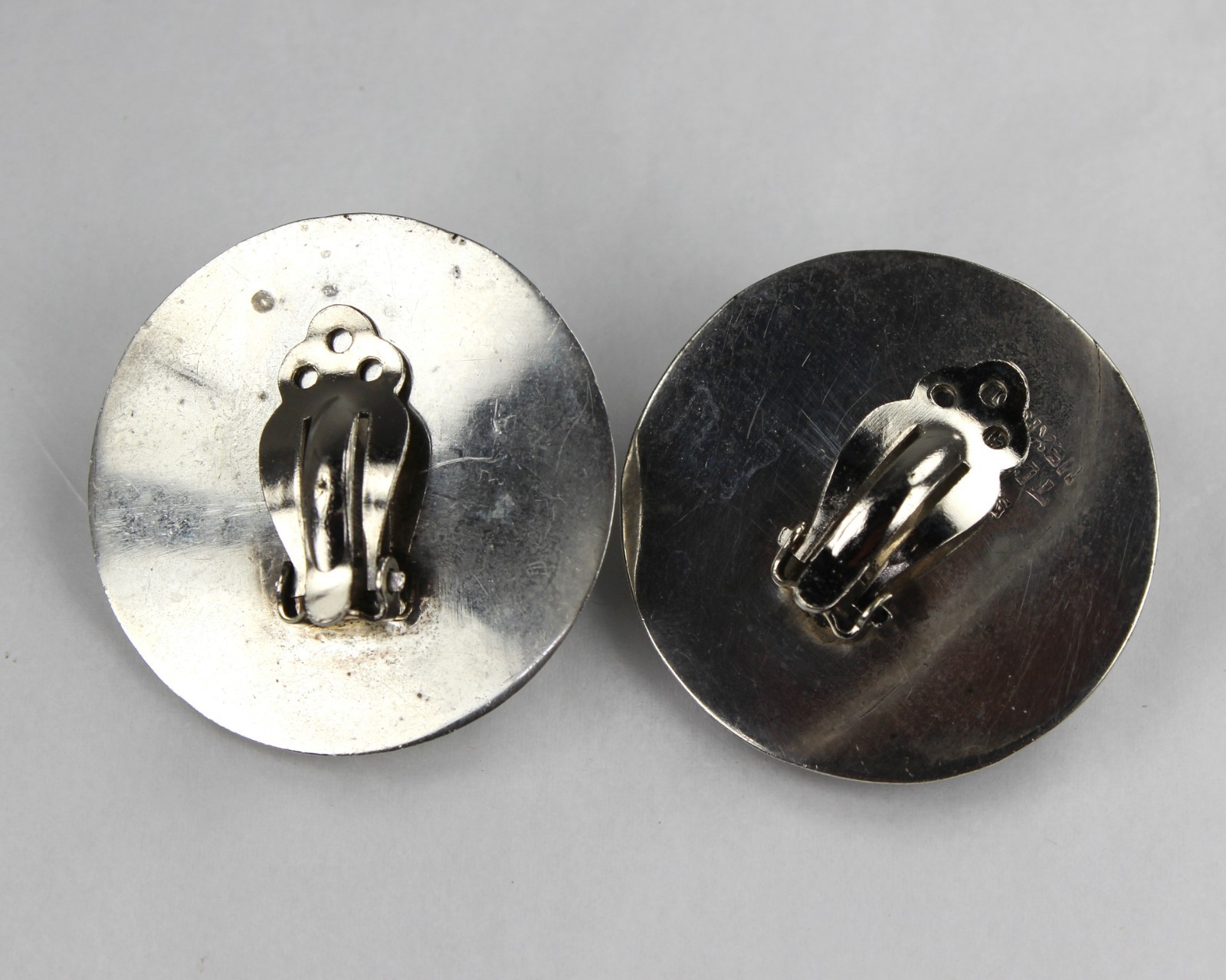 Vintage MCM Taxco Sterling Onyx Earrings Domed Cone Clip-on TC-243 1.5″ 21.4g