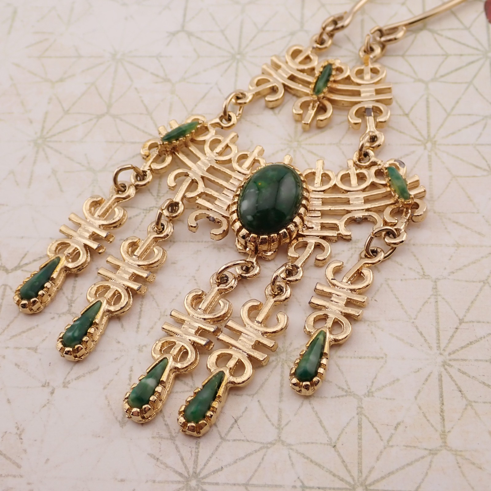 Vintage Green Simulated Jade Asian Themed Dangle 22″ Gold Tone Necklace