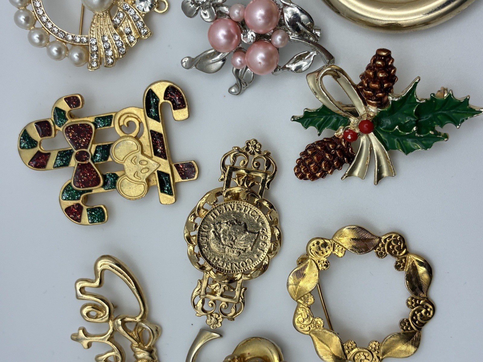 41 Piece Brooch Pin Lot Vintage Gold Signed/Unsigned 2 Missing Stones – Reseller