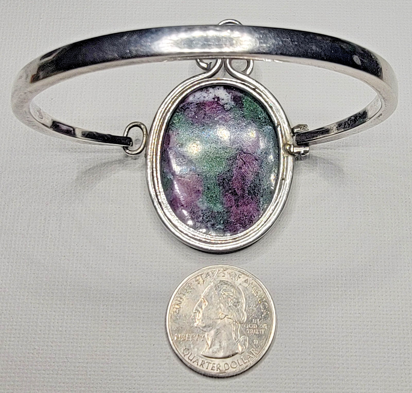 VTG Estate Piece Large RUBY ZOISITE Oval Cab Silver Latch Bangle BRACELET 44g