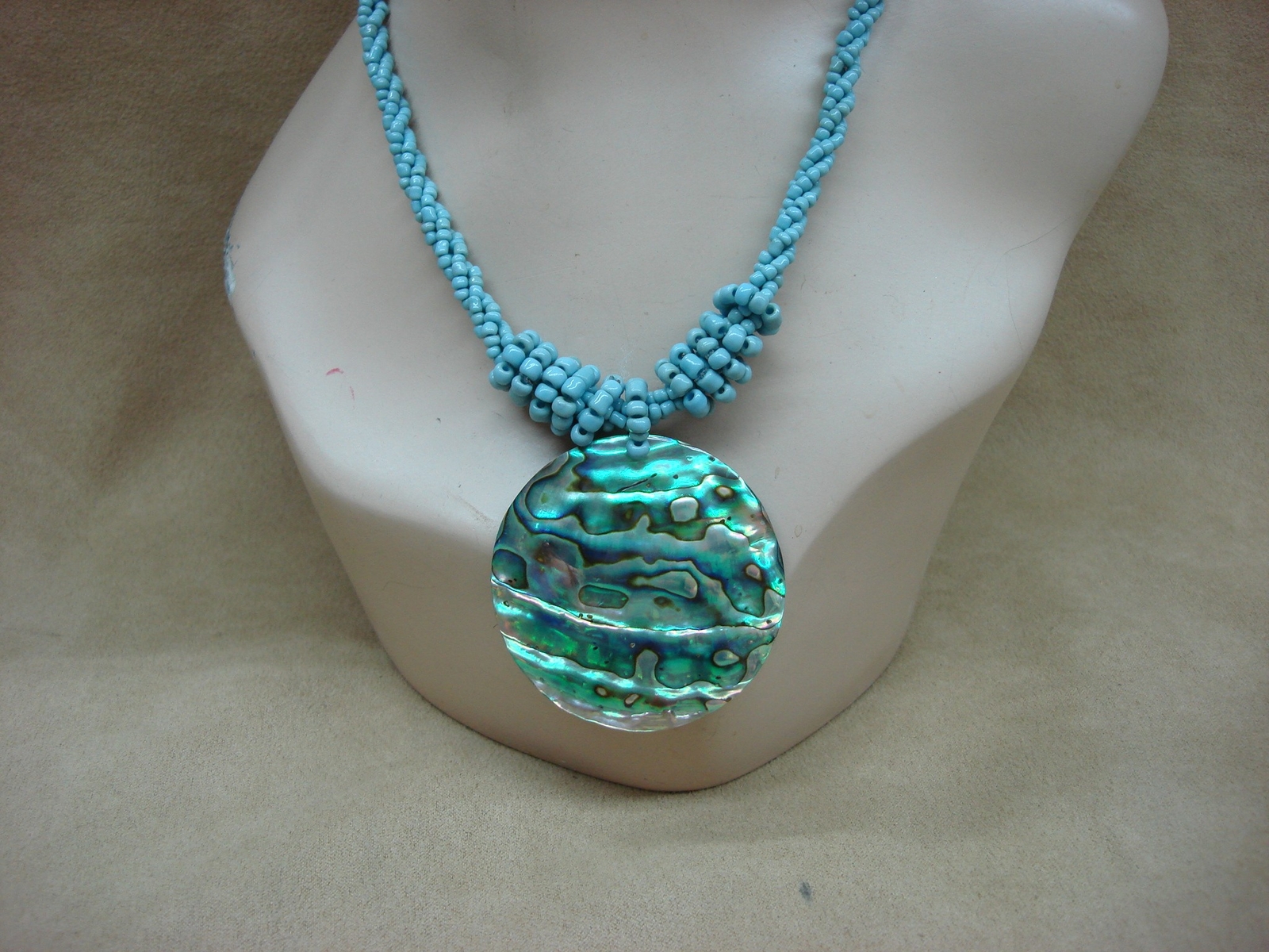 LOVELY LEE SANDS PAUA & ABALONE PENDANT NECKLACE!