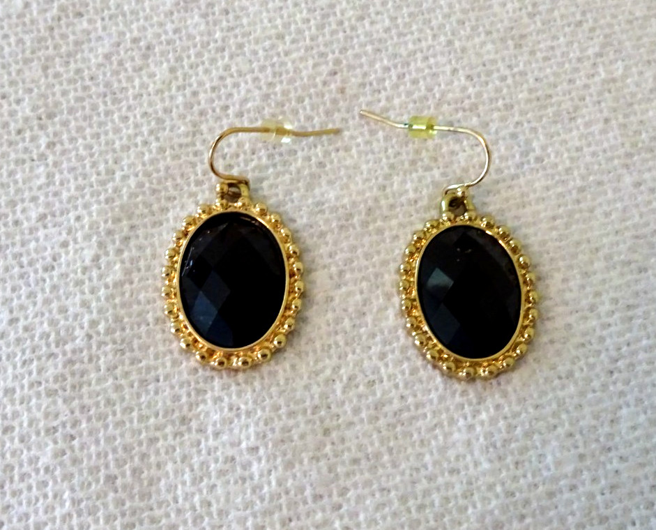 VINTAGE GOLD TONE VICTORIAN STYLE FACETED BLACK LUCITE DANGLE PIERCED EARRINGS