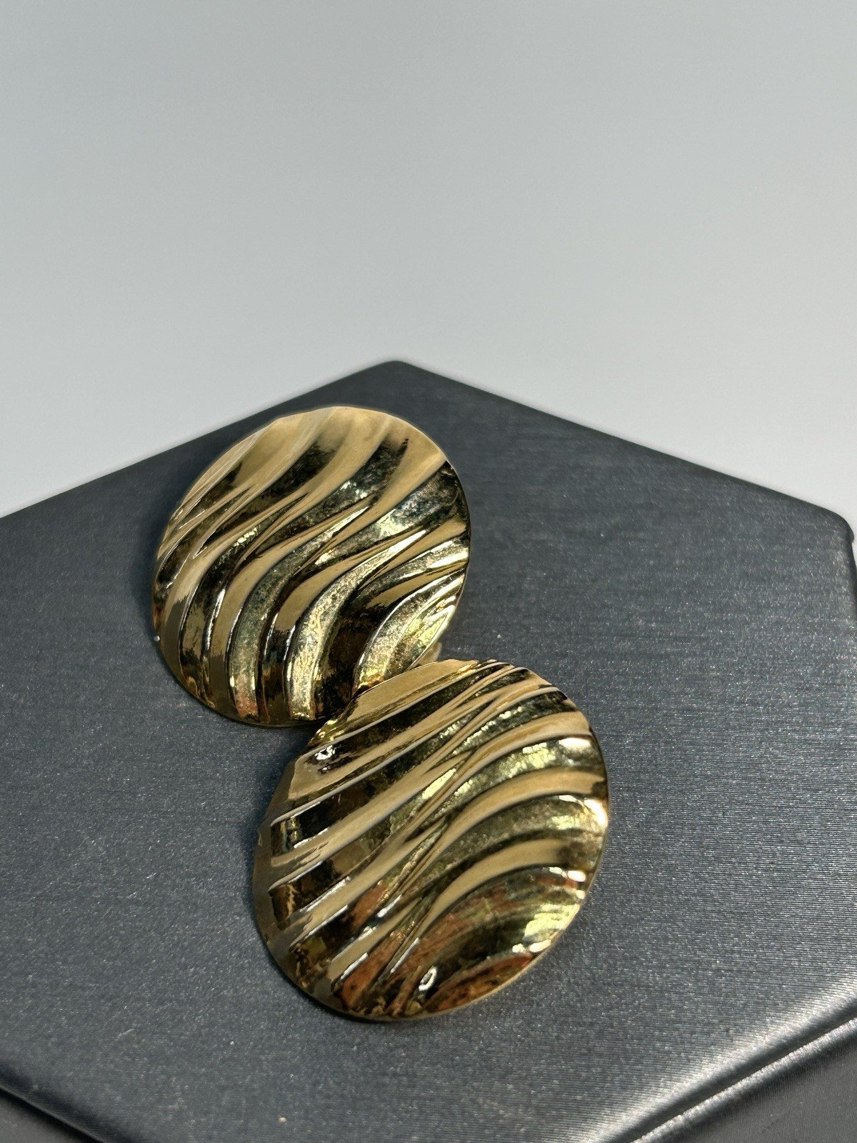 Vintage 1980s Modernist Gold Tone Ripple Wave Disc Clip On Earrings