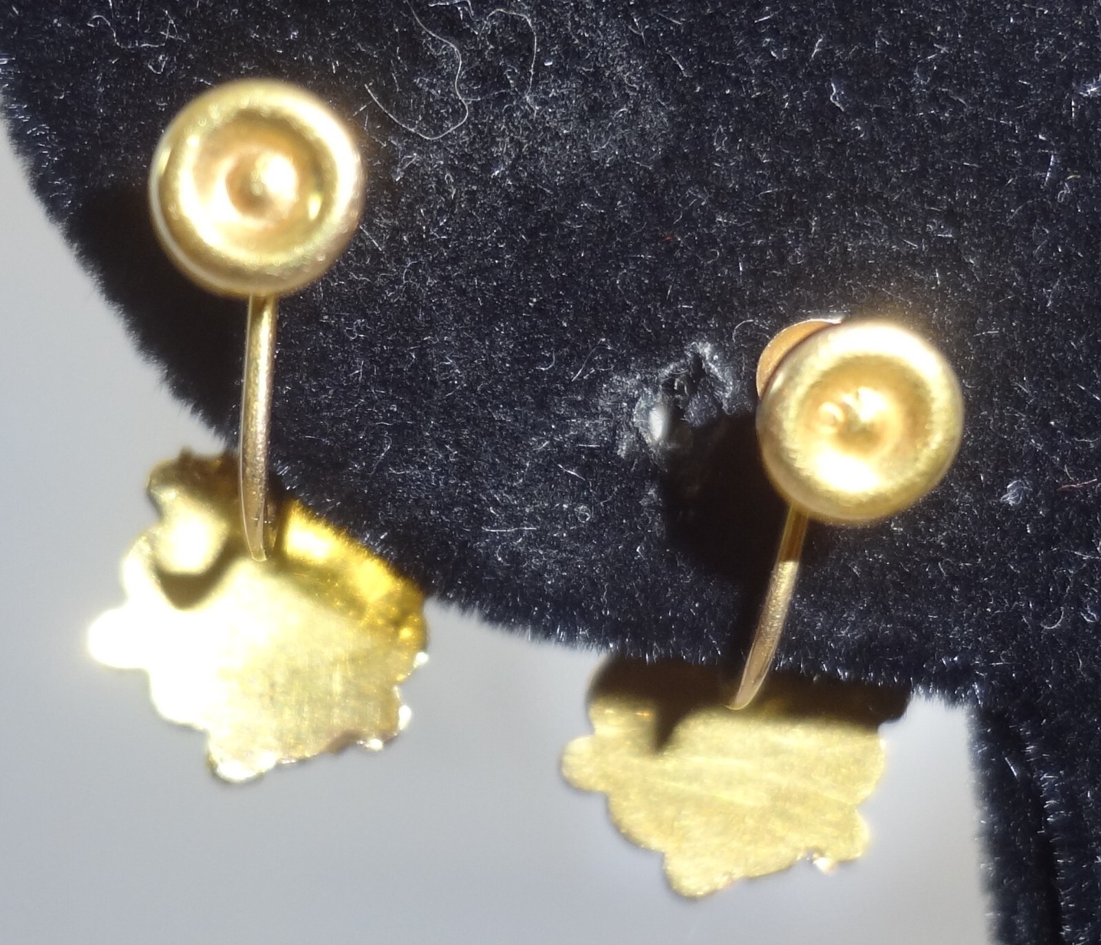 Vintage Etruscan Revival 10K Yellow Gold Red & White Enamel Screw Back Earrings