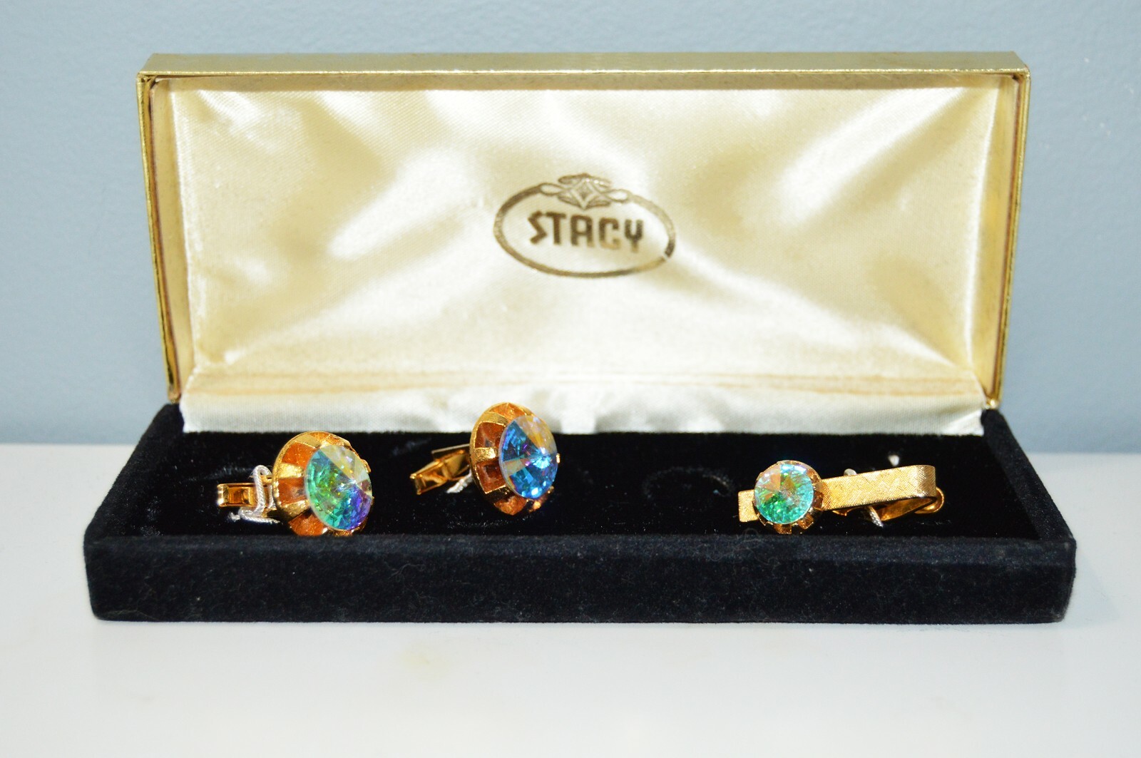 VTG MCM STACY Gold Tone Iridescent Rainbow Rhinestone Cuff Links / Tie Clip Set