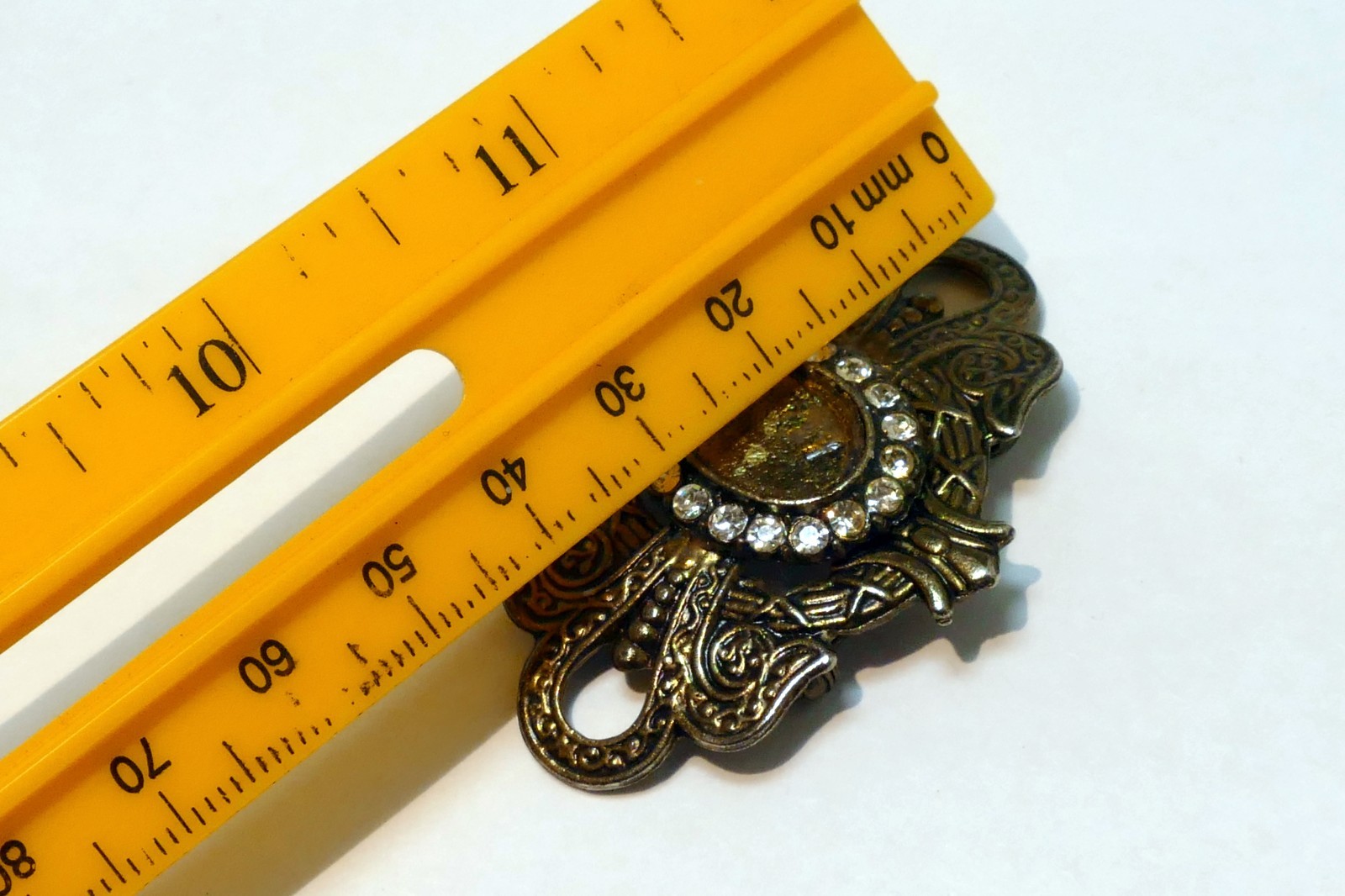 Bronze Tone Brooch Retro Costume pin – missing center