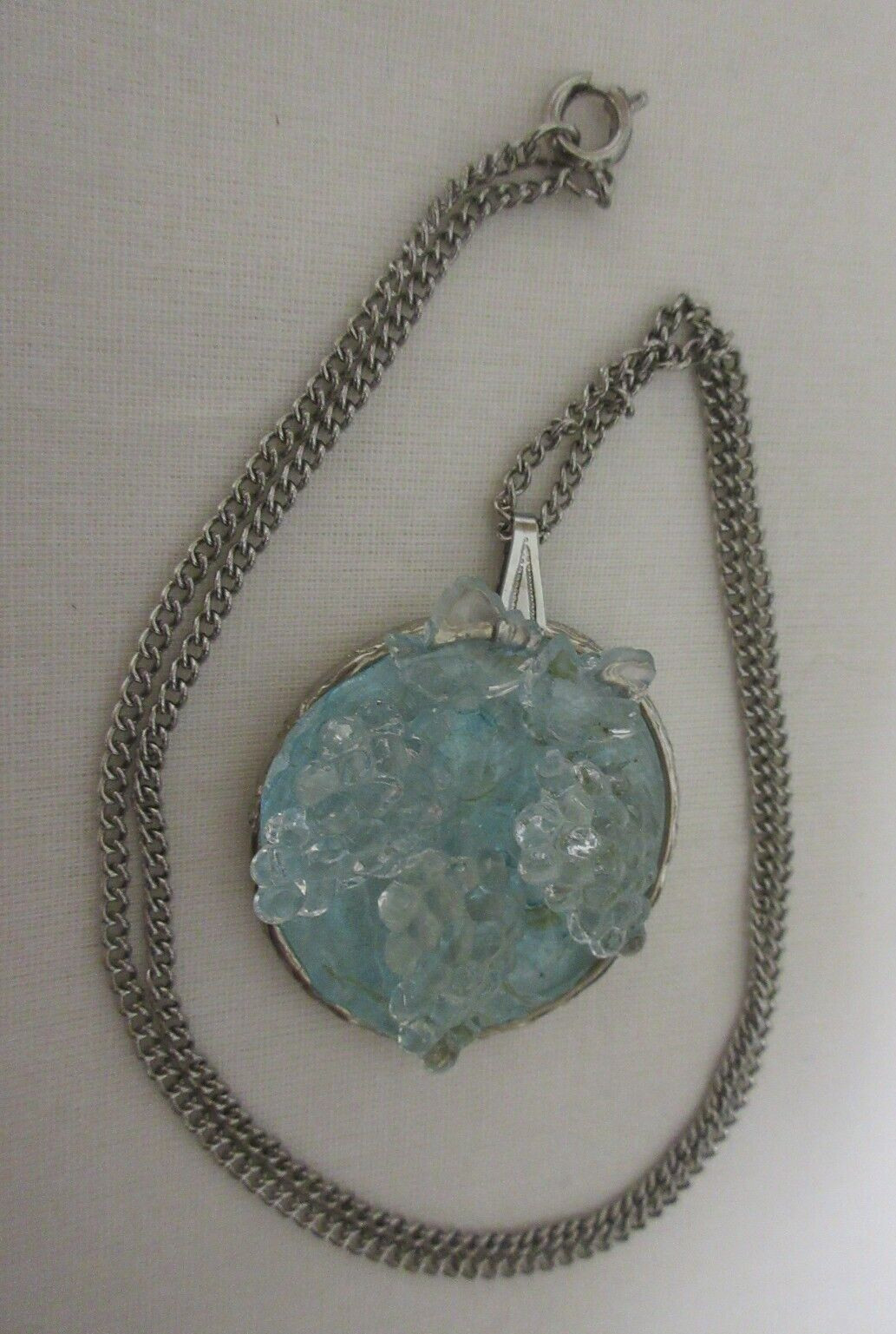 Vintage Silver Tone Tinted Molded Lucite Grape Clusters Pendant Necklace 21″
