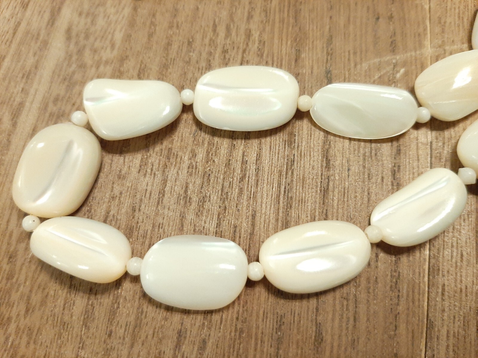 VINTAGE MOTHER OF PEARL FLAT BEADED NECKLACE Japan 21″ ( Box Tab Clasp)