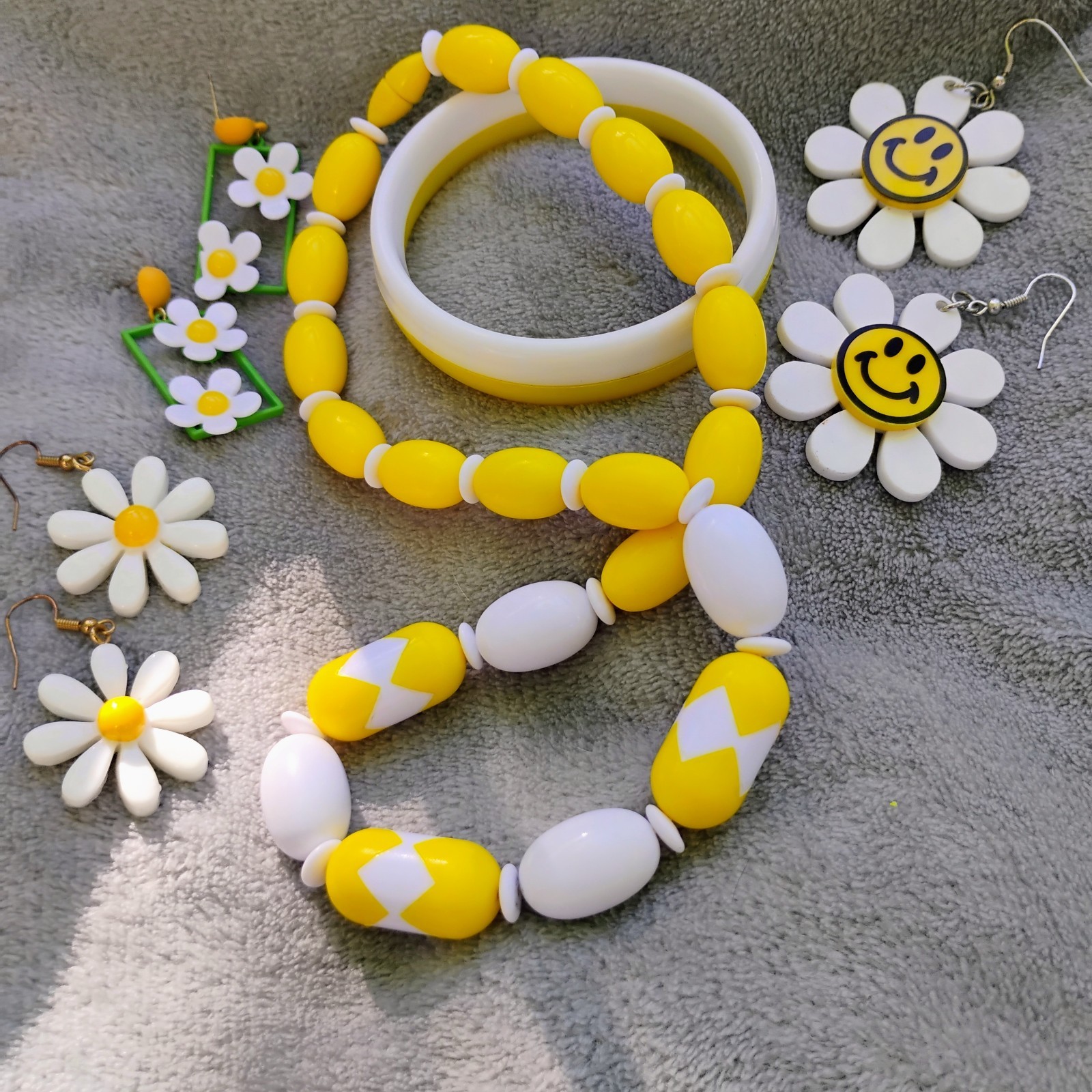 Vintage Daisy White And Yellow Jewelry Lot Of 5 Avon And Unbranded READ
