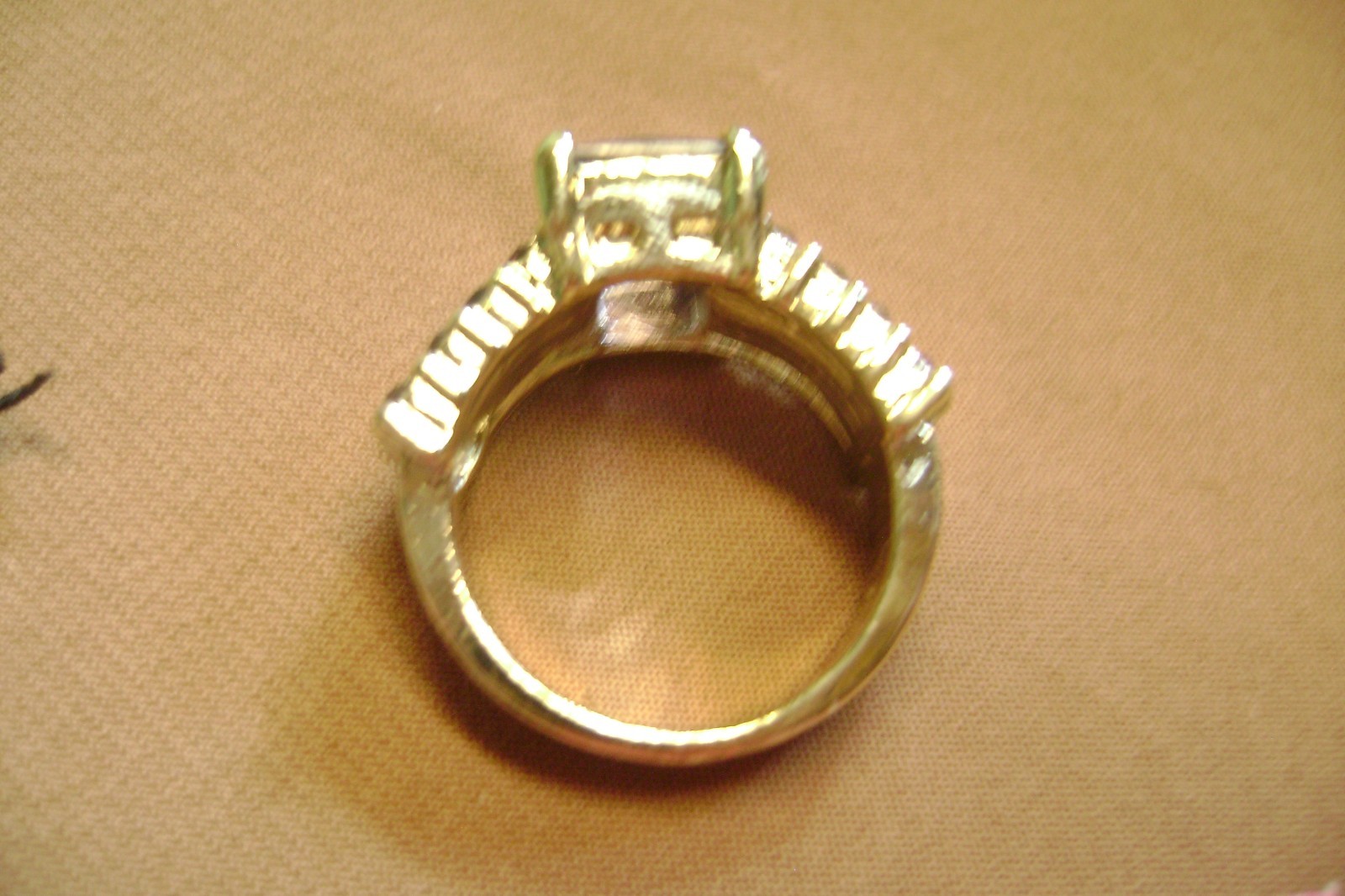 BETSEY JOHNSON CHUNKY PURPLE EMERALD CUT CRYSTAL GLASS SIZE 8 GOLD TONE RING