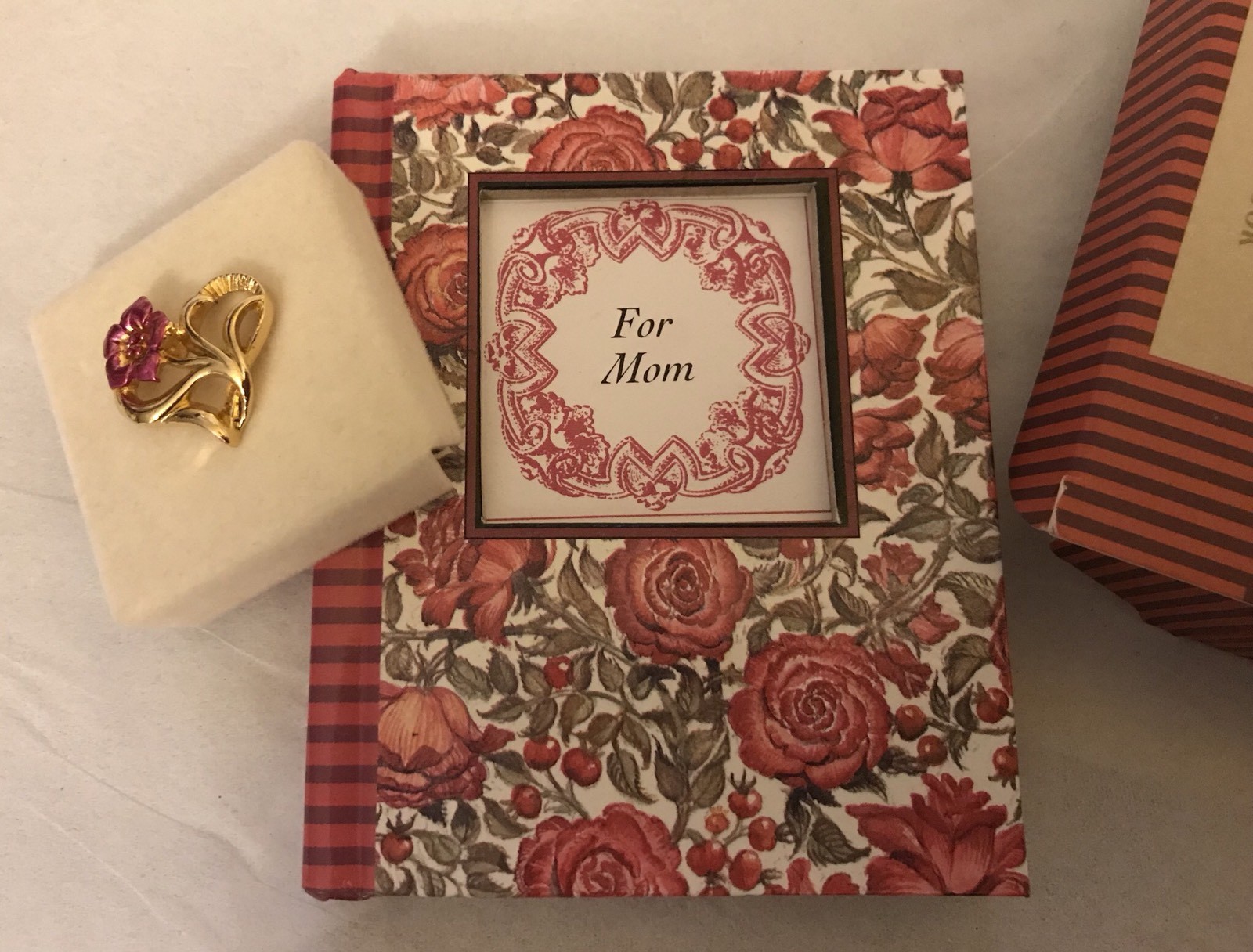 1996 Avon Hearts Of Love Pink Flower Pin And Book Set In Original Box