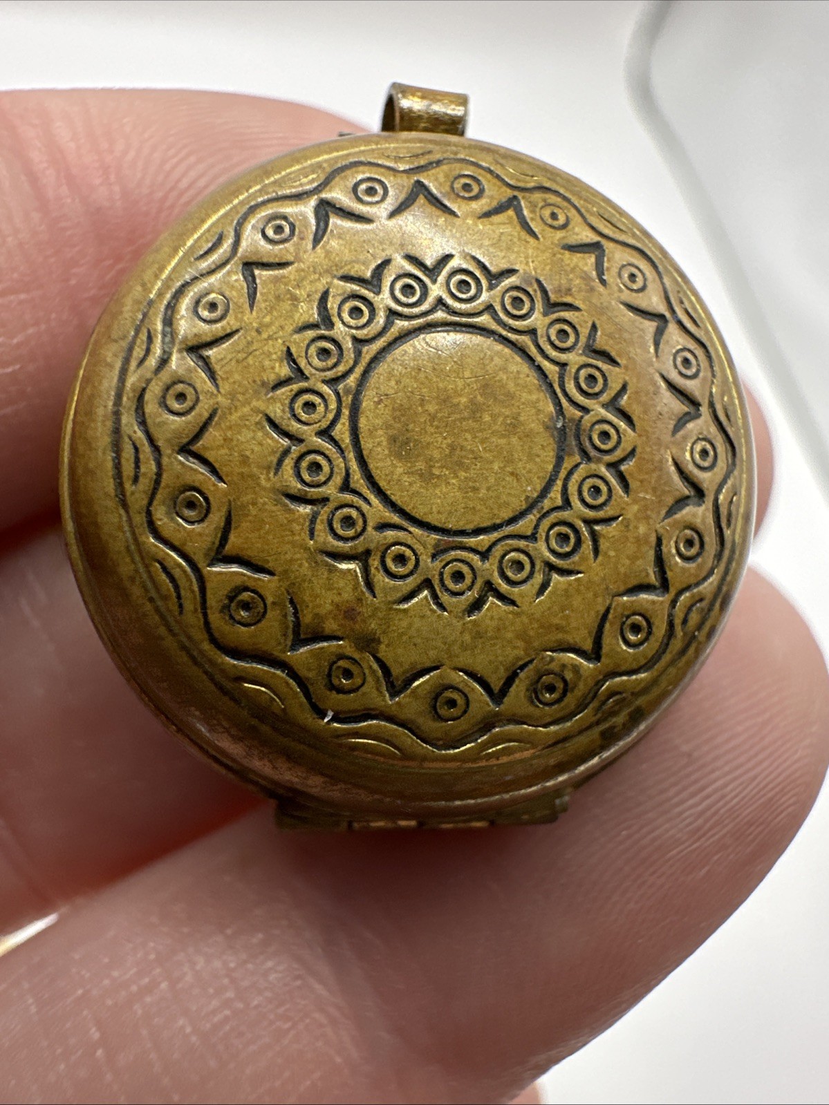 Vintage Antique Ornate Small Etched Brass Locket/Hinged Case – BROKEN BAIL