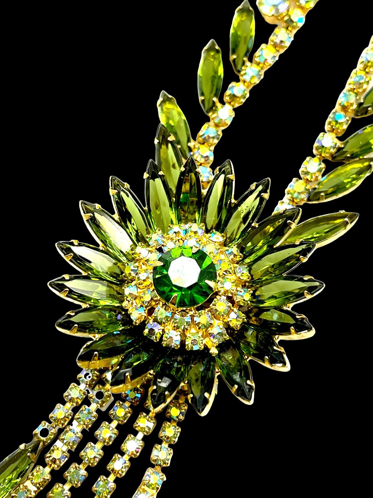 1962 JULIANA D&E EMERALD RHINESTONE MEDALLION DANGLES NECKLACE EARRINGS SET BOOK