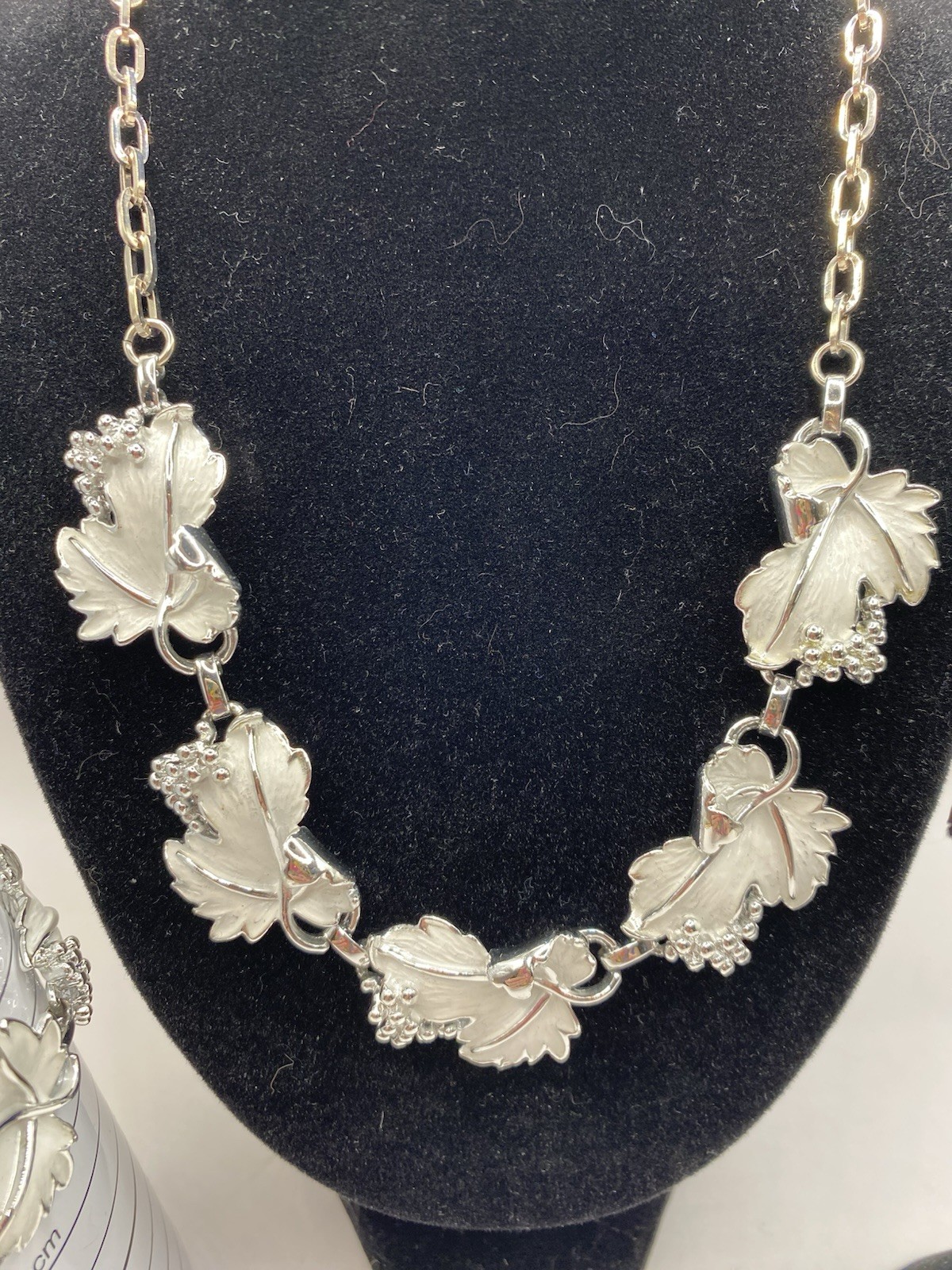 Vtg. Sarah Cov White Grape Leaf Parure Choker Necklace Clip Earrings Bracelet