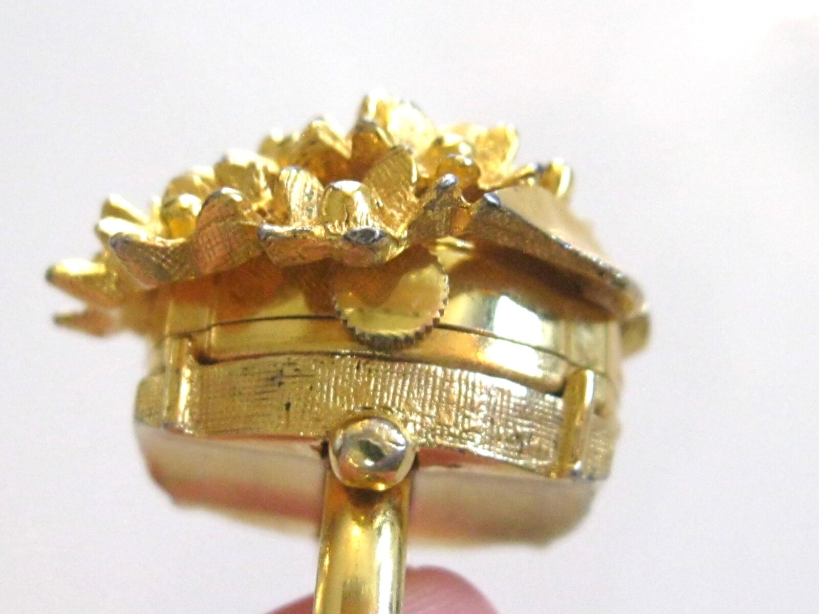 VINTAGE SAMBA MANUAL WIND WATCH RING W HINGED SPRING FORGET ME NOT FLORAL COVER