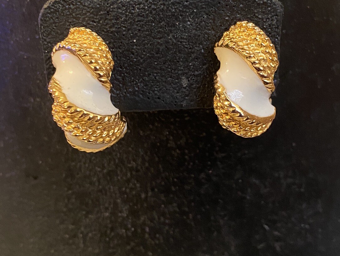 Vtg GAY BOYER Signed White Enamel Gold Tone Rope Design Retro Chic NY Earrings