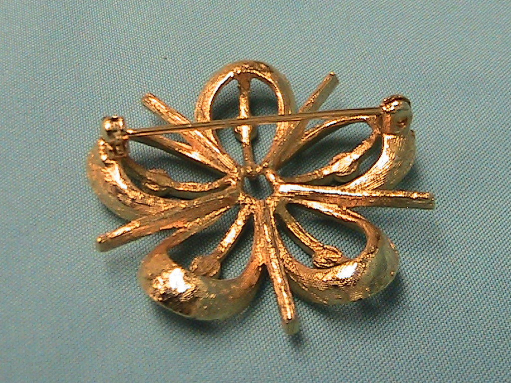 1 USED GOLD TONE FLOWER PIN BROOCH 1 1/2″ ACROSS