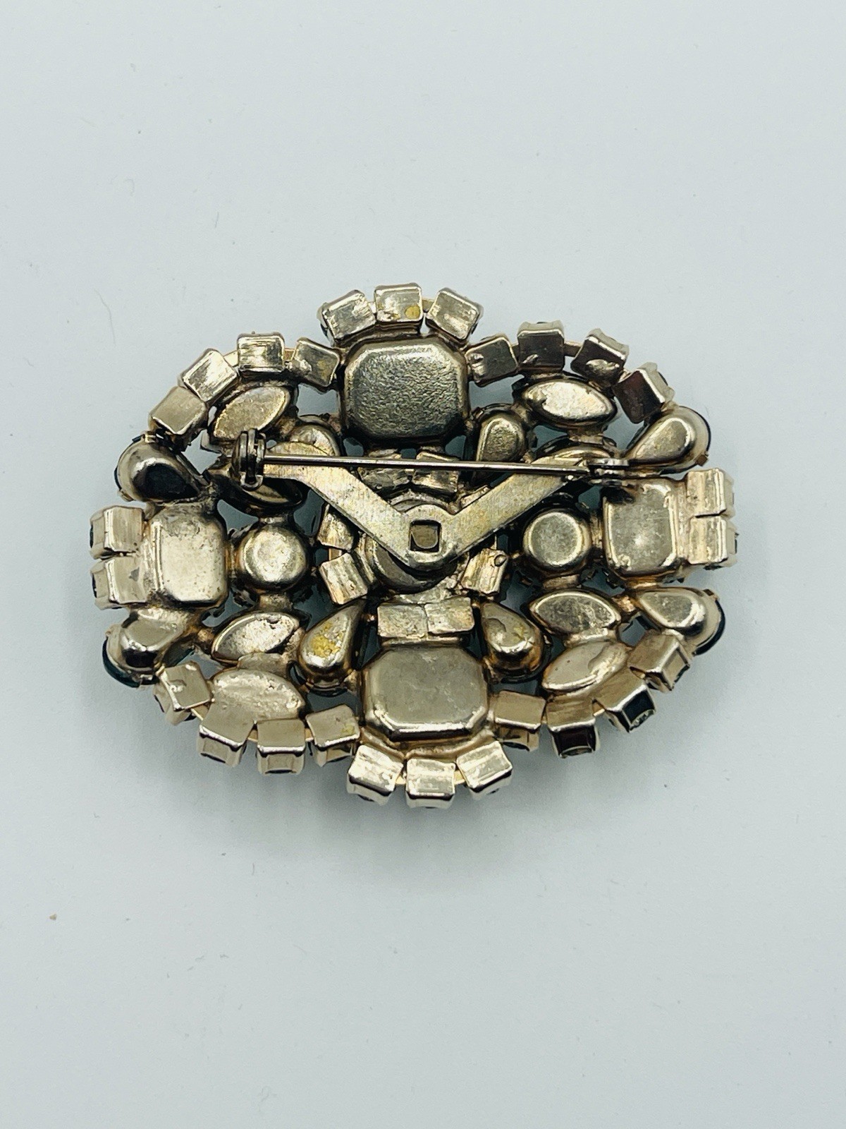 Vintage Unsigned Silver Tone Brooch w/Emerald & Lime Green Prong Set Crystals