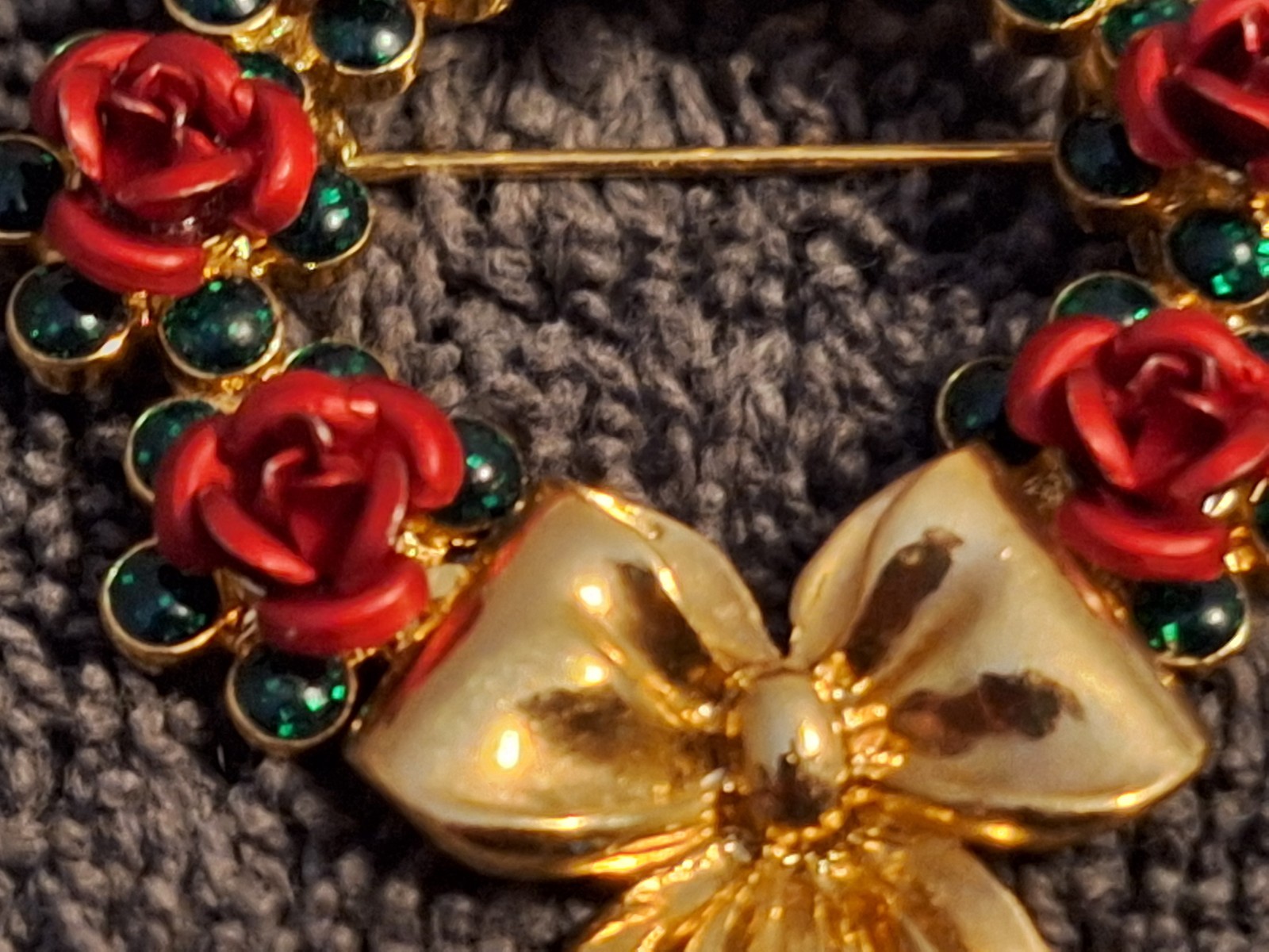 Vintage Avon Gold Tone Green Rhinestone Christmas Wreath Red Roses Brooch Pin
