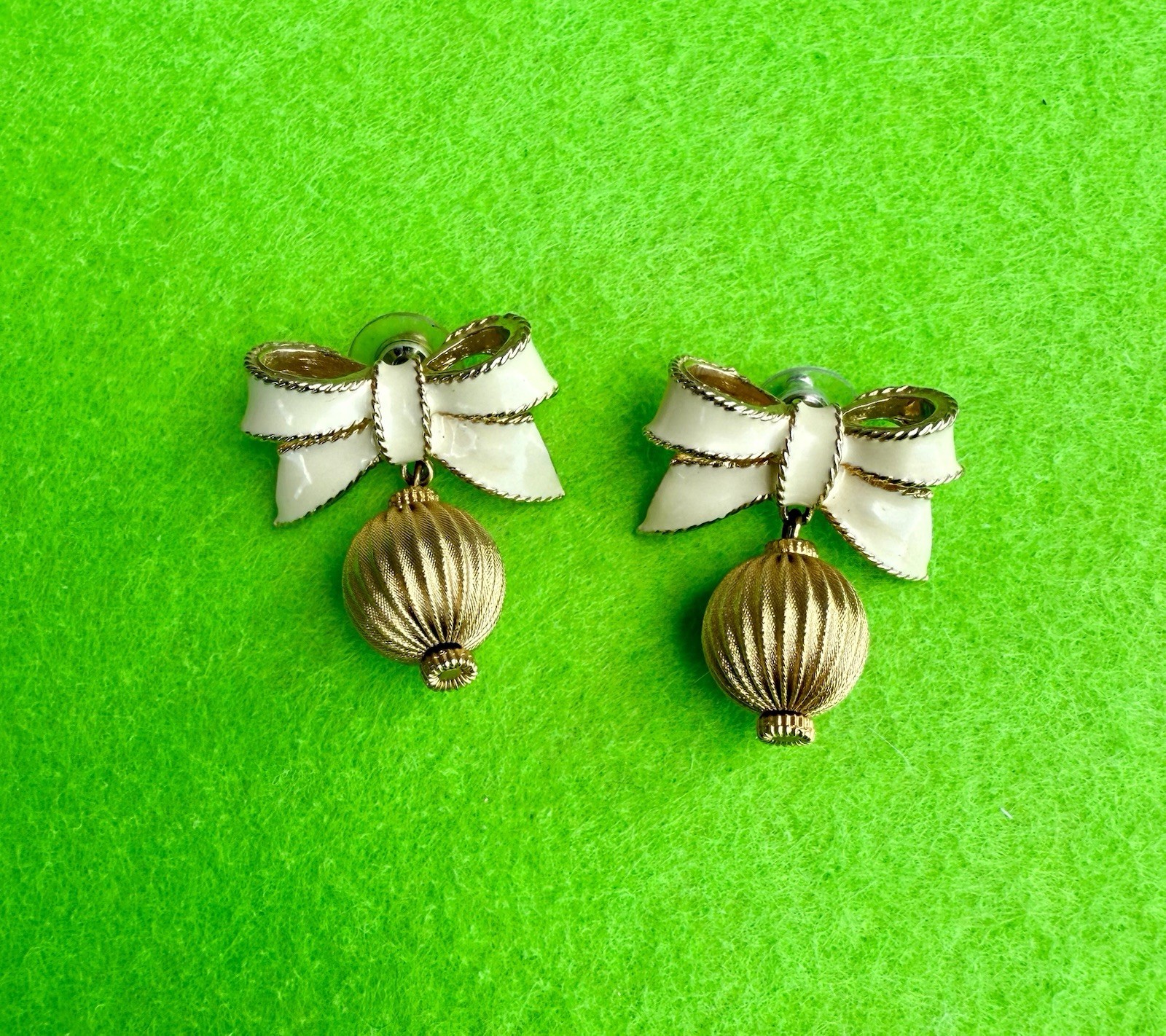 Vintage 1980’s Gay Boyer Gold Tone Cream Enamel Bow Dangle Pierced Earrings
