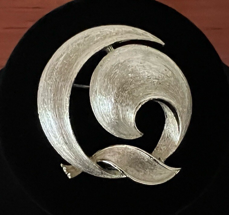 Vintage Lisner Brooch Gold Tone Geometric Swirl Ribbon Mid-Century Modern Signed