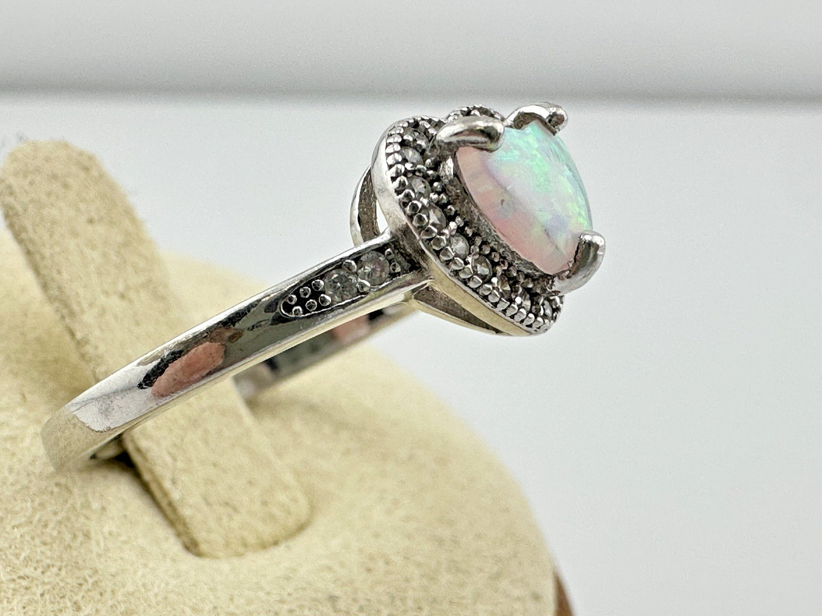 Vintage Sterling Silver Glowing Iridescent Center Heart Shaped Stone Ring Sz 8