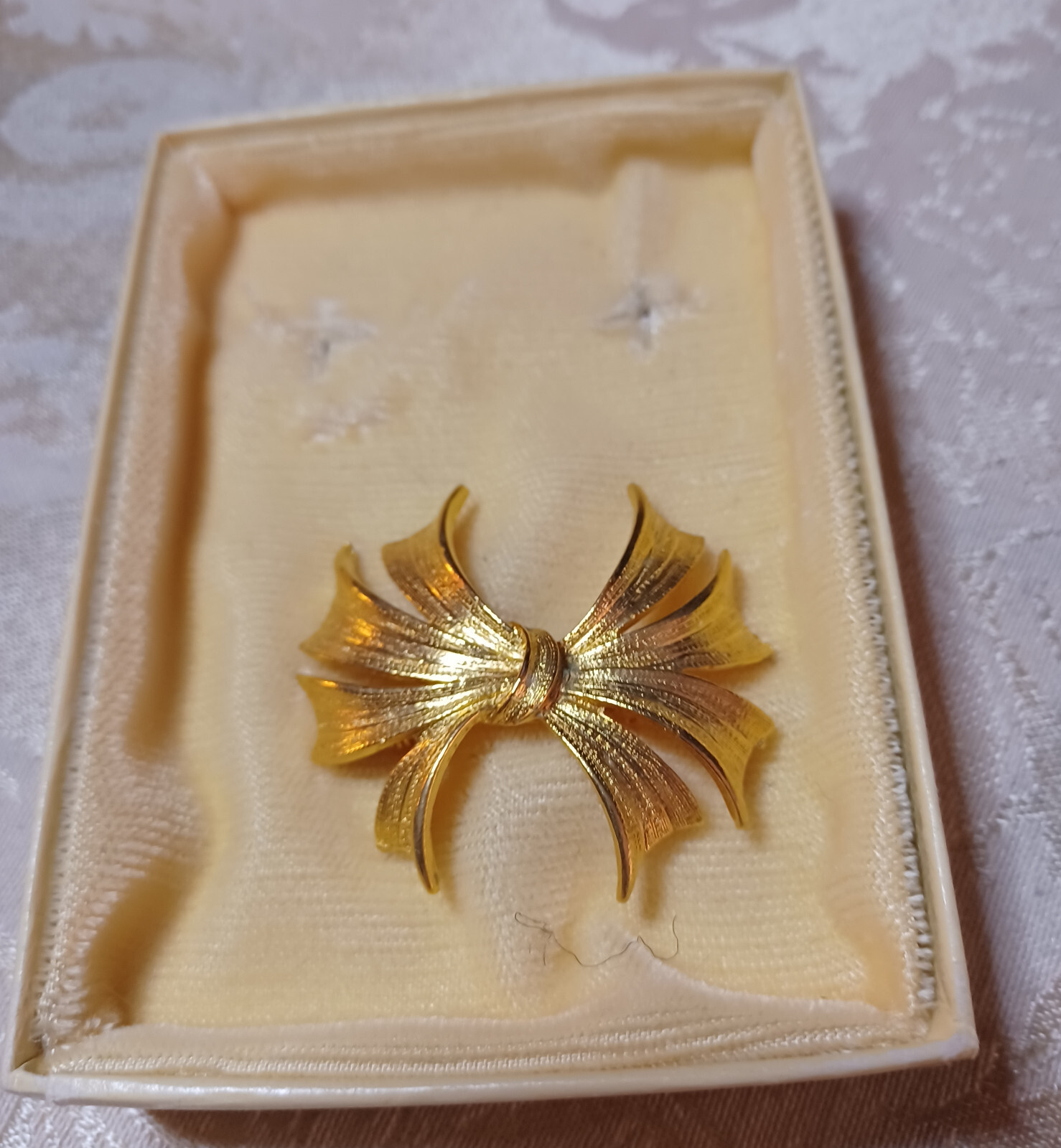Beautiful Vintage TACOA Gold Tone Bow Shaped Brooch with Box (c)