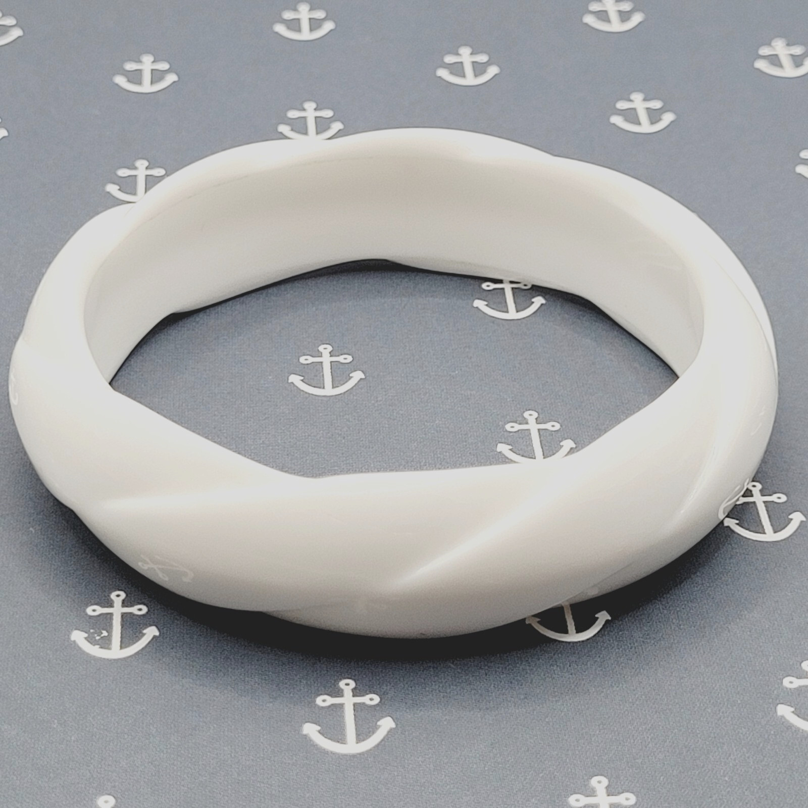 White with Twisted Wrap Design Style Resin Bangle Bracelet Retro Vintage 1980s