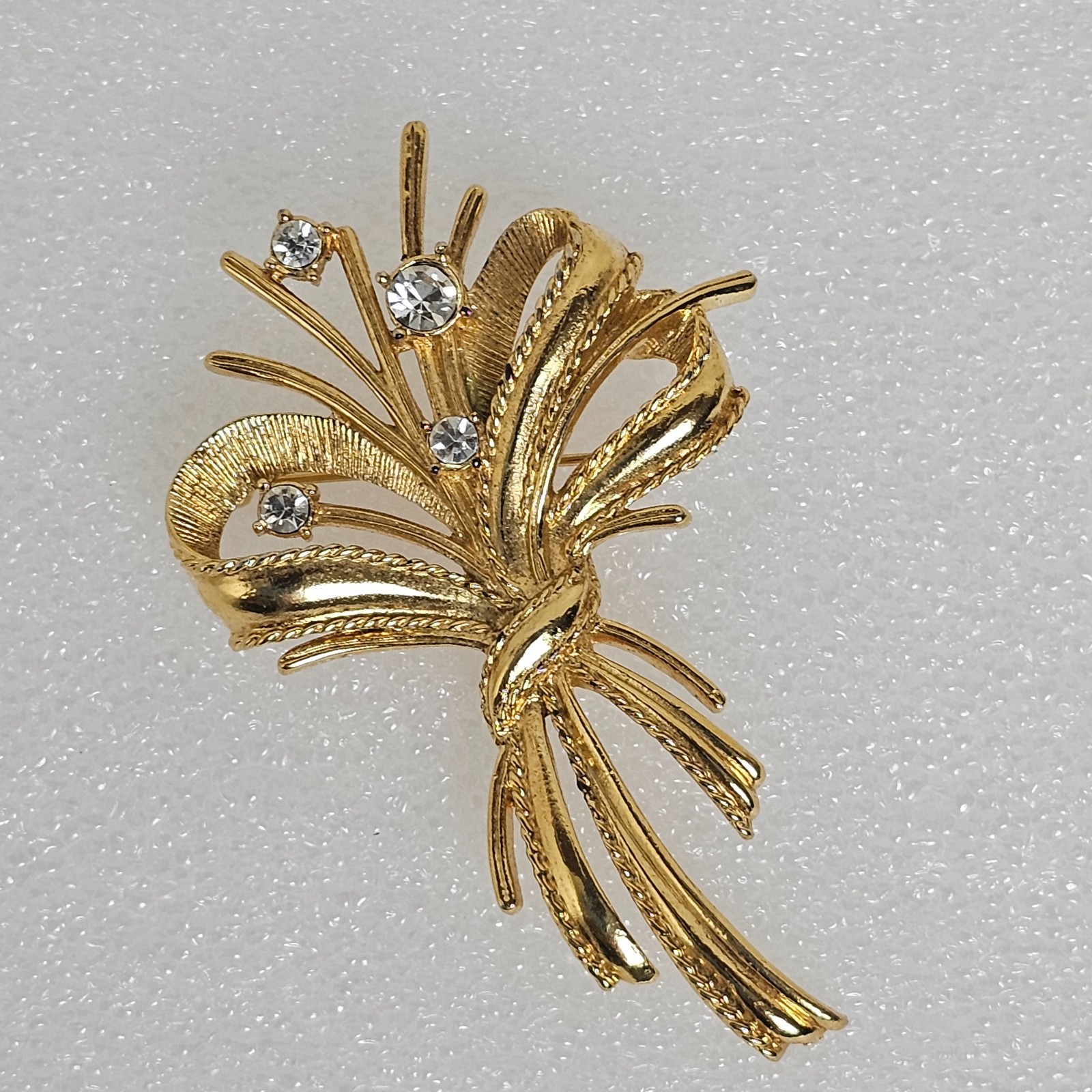 Vtg Gold Tone Textured Clear Crystal Rhinestone Brooch Pin Bouquet Ribbon Floral