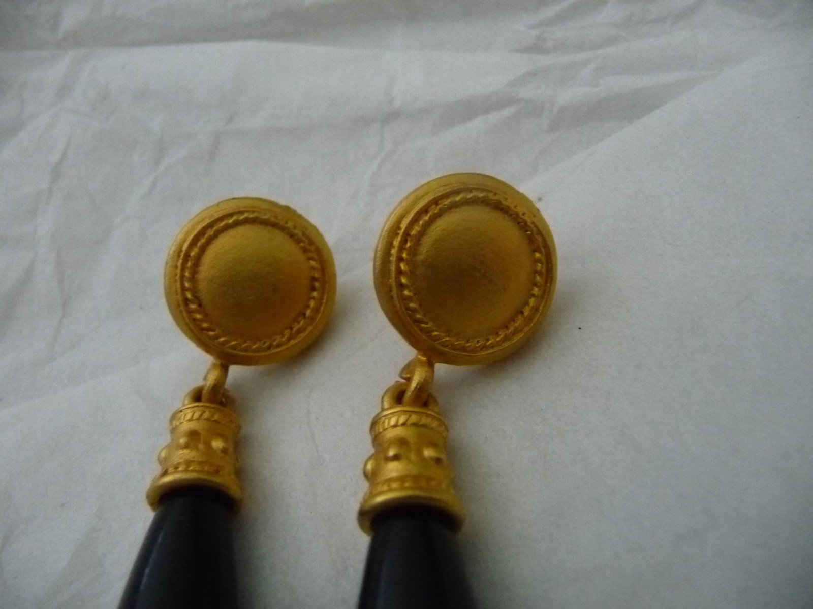 GOLD TONE W 1 1/4” DANGLE BLACK DROP PIERCED EARRINGS #5/20
