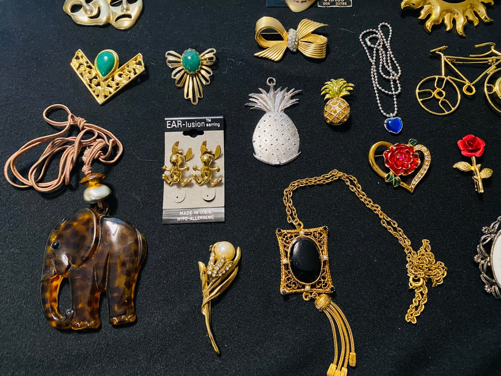 21 PIECE LOT OF VINTAGE JEWELRY, 1950’S-1980’S, WATCH, EARRINGS, PINS, NECKLACES