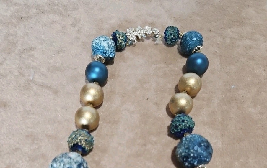 VINTAGE BEADED 14.5″ NECKLACE IN BLUES AND GOLD WITH MATCHING CLIP EARRINGS