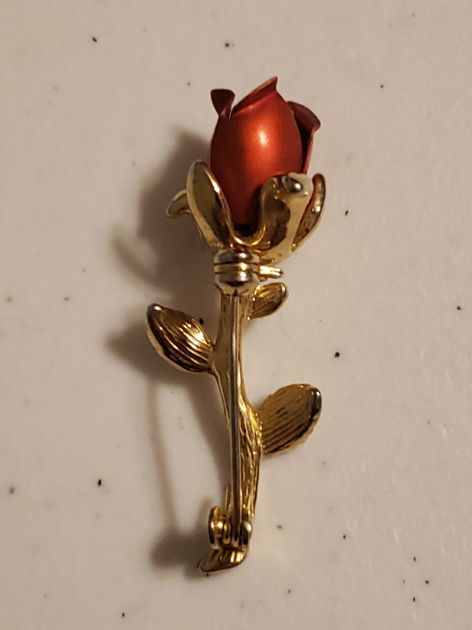 LOVELY PRELOVED GOLDTONE BROOCH FEATURING A CRIMSON METAL ROSE