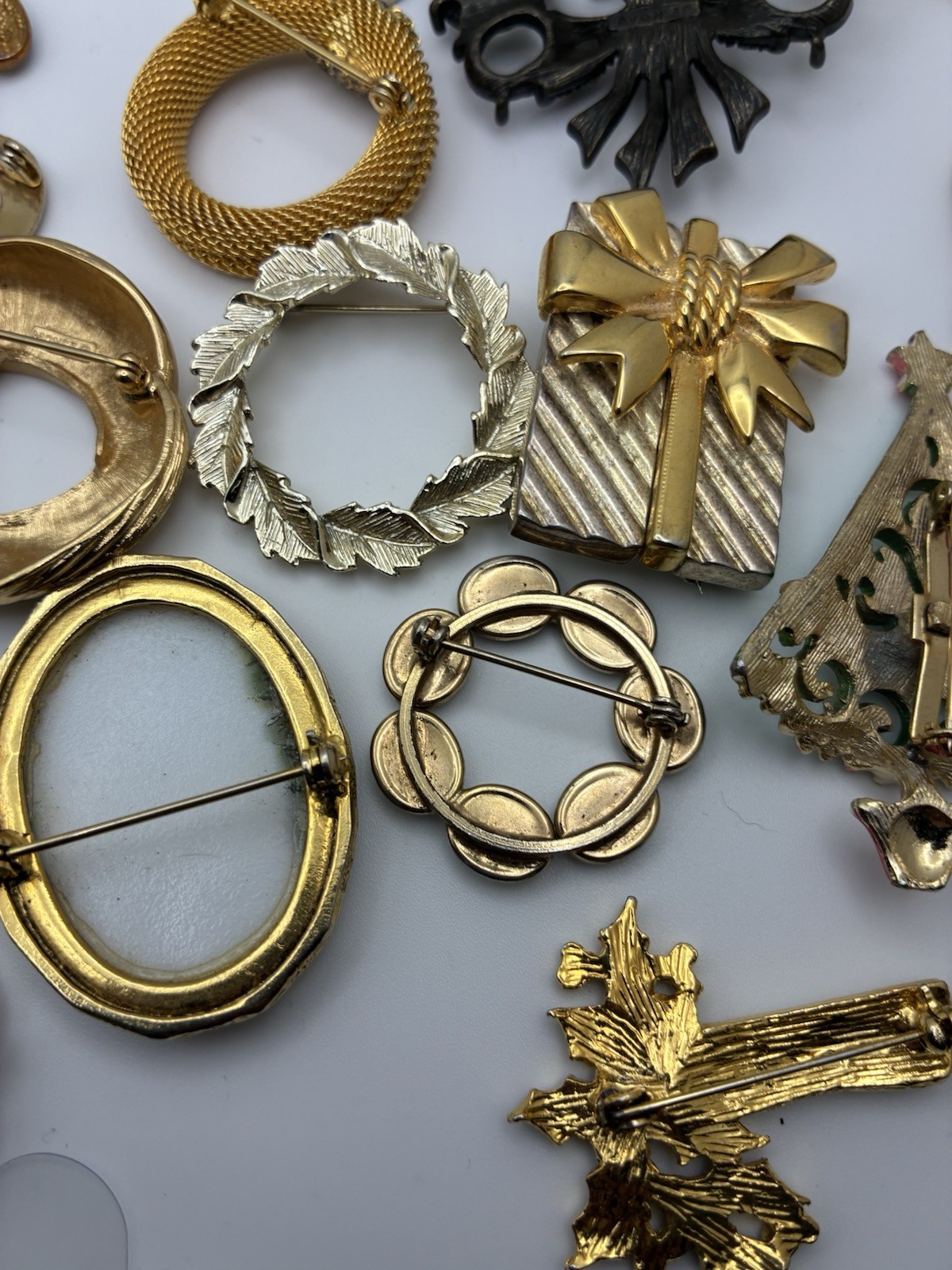 41 Piece Brooch Pin Lot Vintage Gold Signed/Unsigned 2 Missing Stones – Reseller