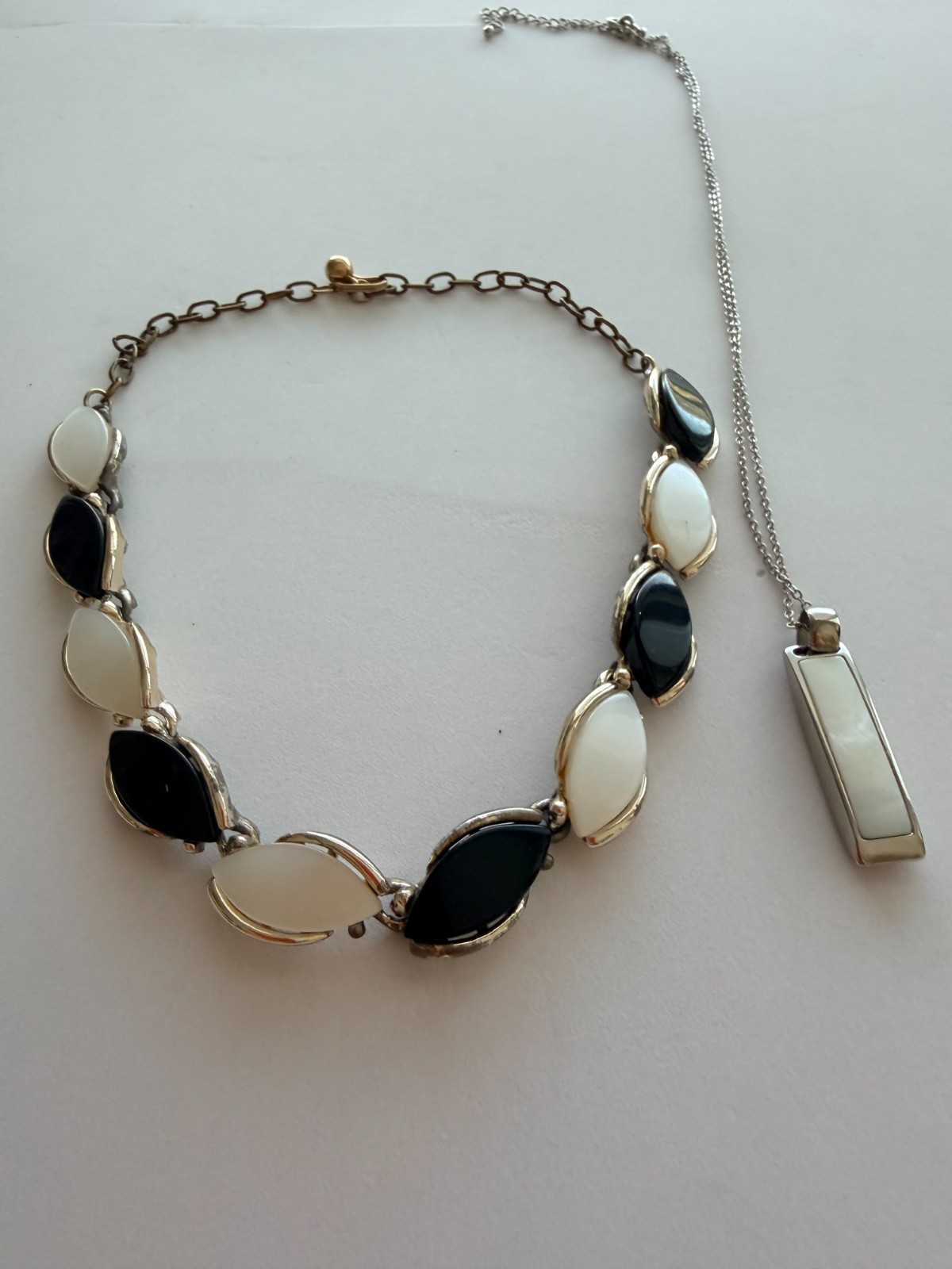 Vintage PAKULA Signed Black & White Thermoset Leaf Choker & Pendant Necklace Set