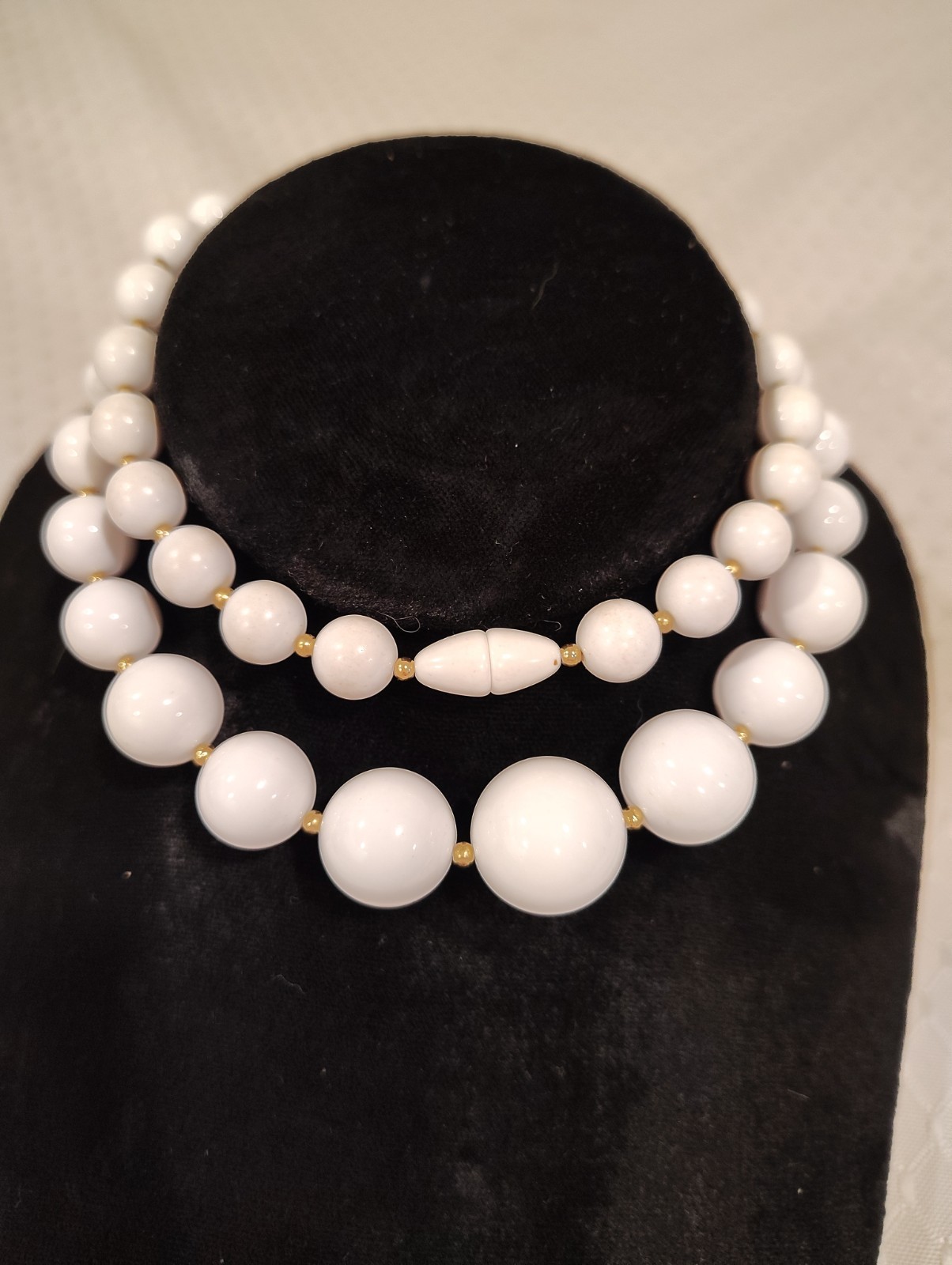 VTG White Graduated Lucite Beads With Gold Tone Spacers Necklace 24″ Long