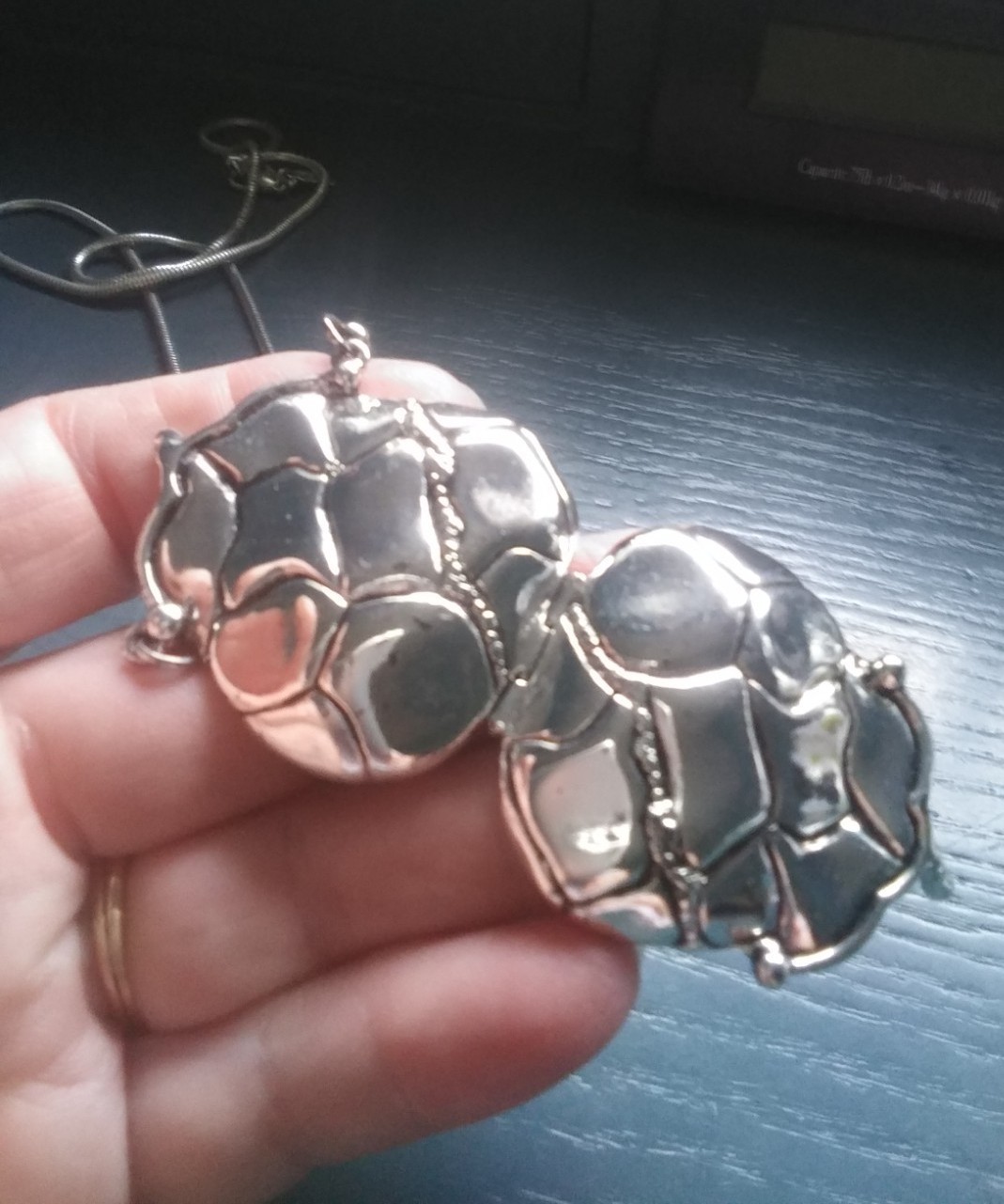 Vintage 1928 Jewelry Co Silver Tone Purse Locket Necklace. As Is J1026