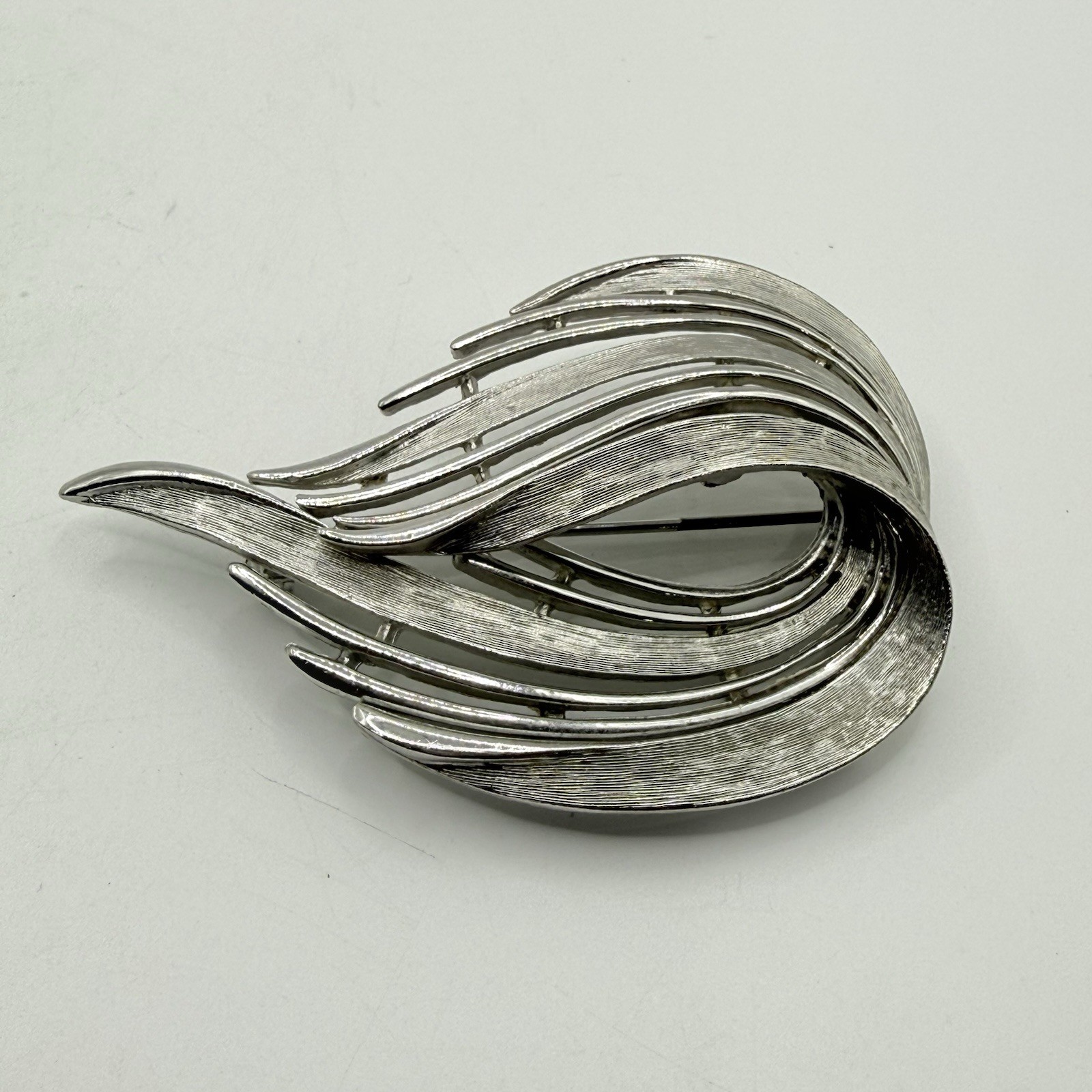 Vtg JJ Brushed Silver Tone Leaf Swirl Ribbon Brooch Pin Modern Texture Abstract