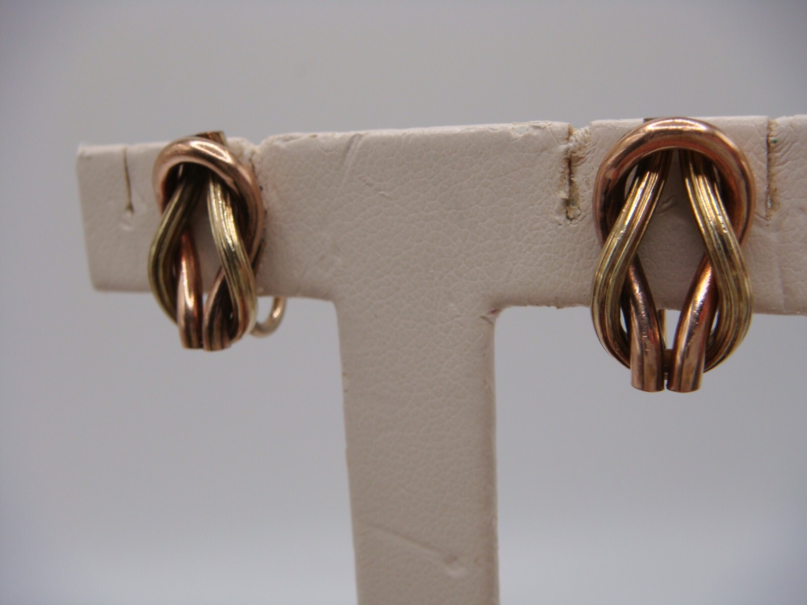 VINTAGE SIGNED CATAMORE 1/20 12K GOLD FILLED DUAL TONE KNOT SCREW BACK EARRING