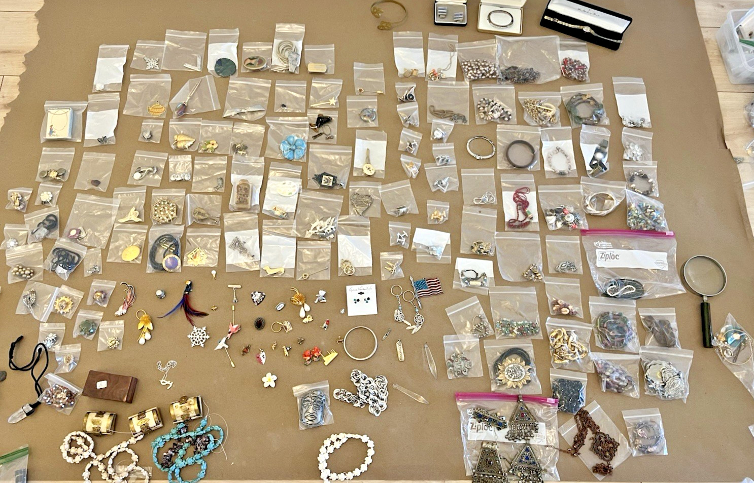 30lb LOT Vintage Jewelry Necklace Brooch Pendant Earrings Bracelet Costume Watch