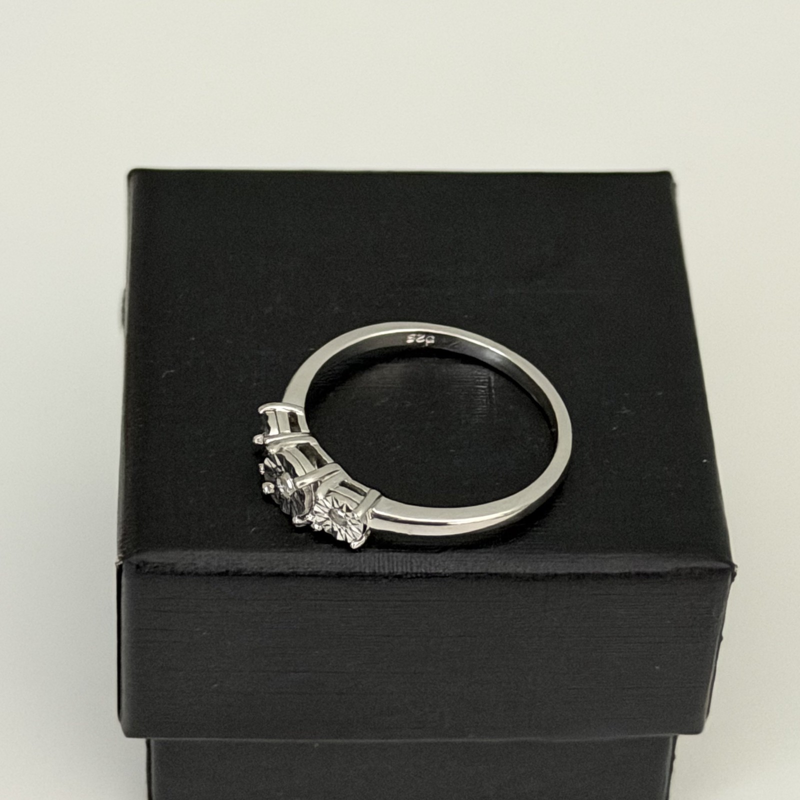 Vintage 925 Sterling Silver Genuine Diamond 3 Stone Accents Ring Size 8