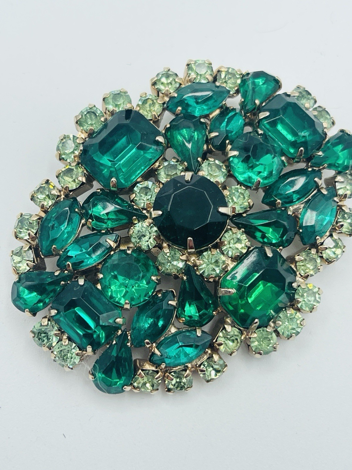 Vintage Unsigned Silver Tone Brooch w/Emerald & Lime Green Prong Set Crystals