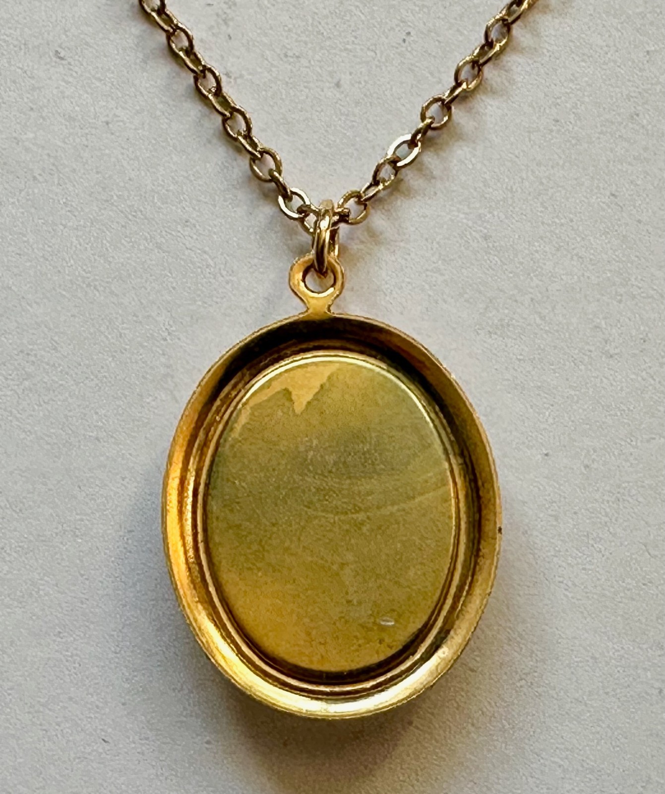 Vintage oval goldish brass w ROSE flower cabachon pendant 1 ” necklace 20″ GP