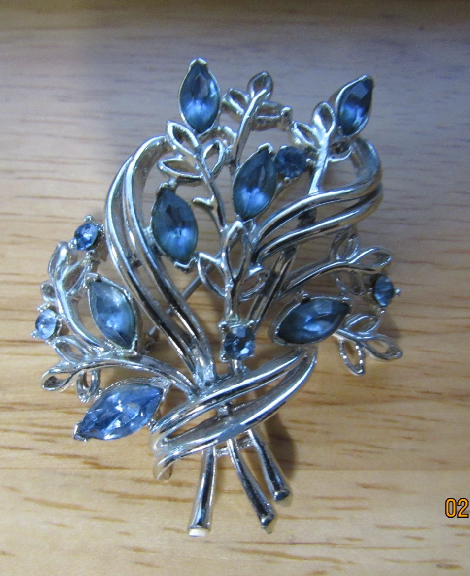 VTG. UNSIGNED CORO? SILVERTONE BLUE RHINESTONE BOUQUET 2″