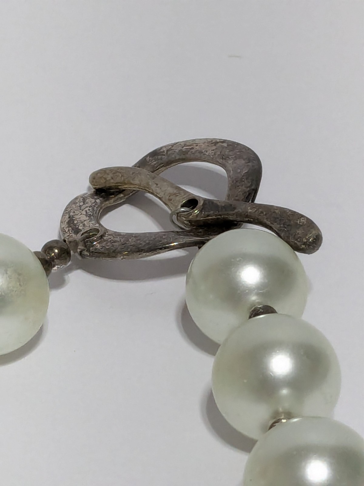 Vintage Chunky Silver Tone Etched Metal & White Glass Round Beaded Necklace 18″