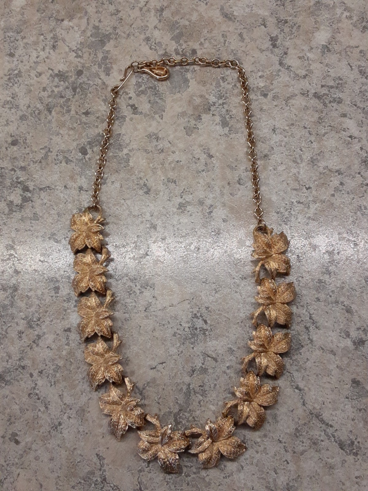 Vintage Goldtone Leaf Adjustable Length Necklace 16.5″