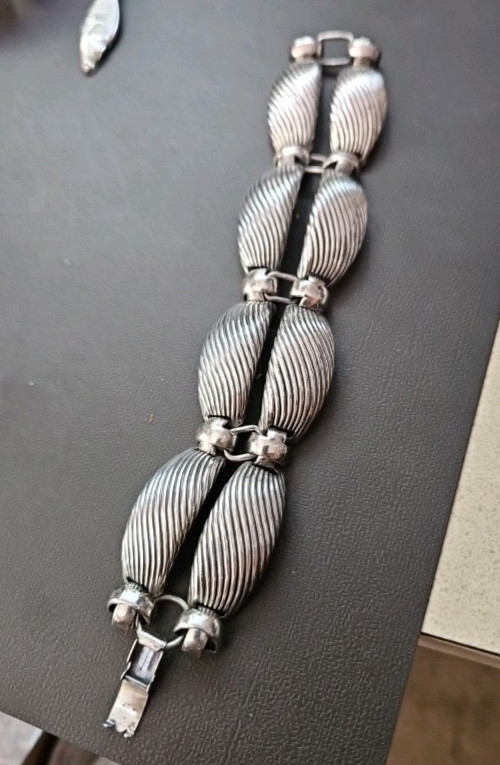 Napier Vintage Bracelet Textured Swirled Ribs Dbl Folded Panels Silverplated 7.5
