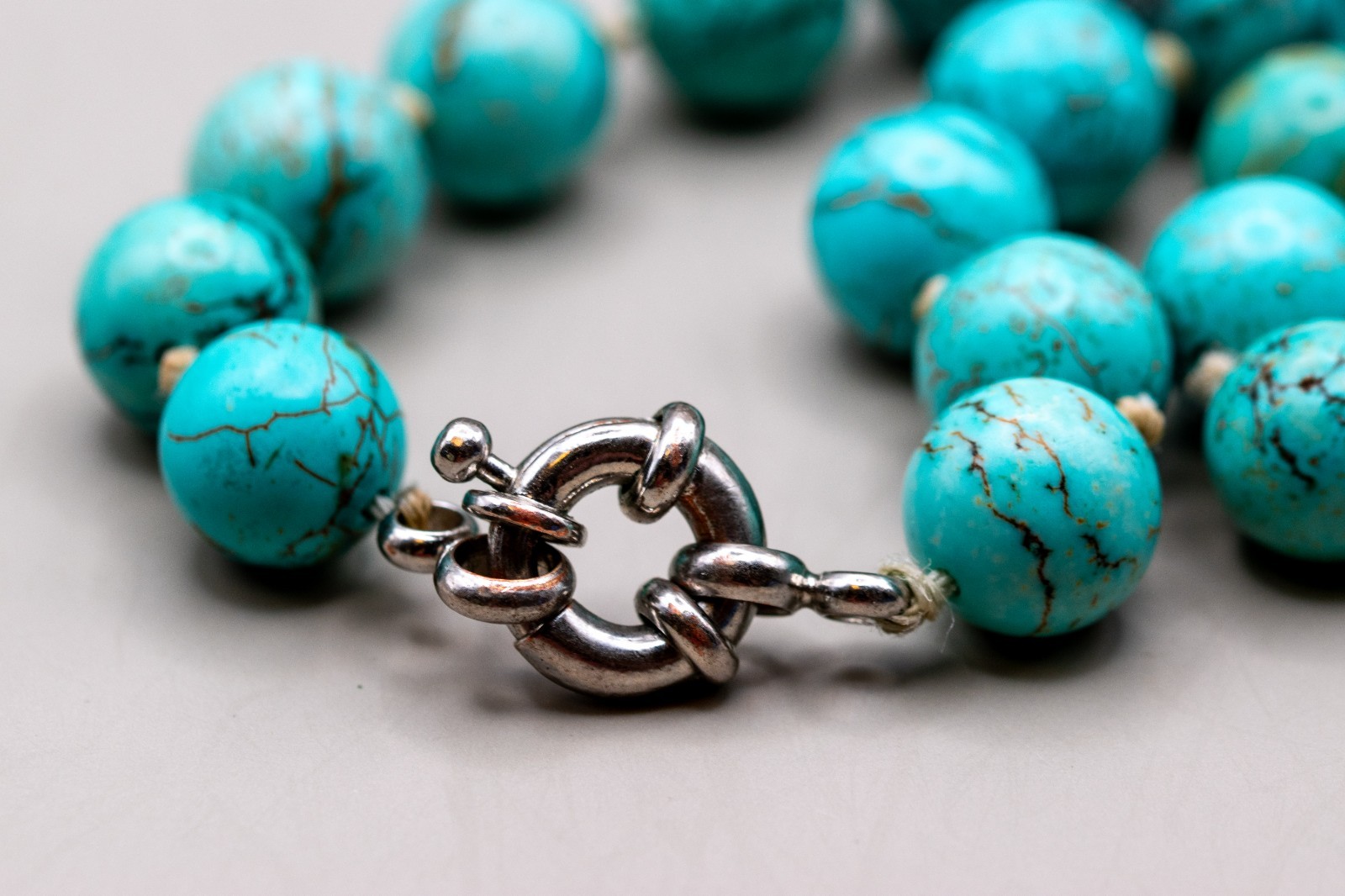 VTG Genuine Turquoise 12mm Bead Hand Knotted Necklace 18″ 2.8oz Oversized Clasp