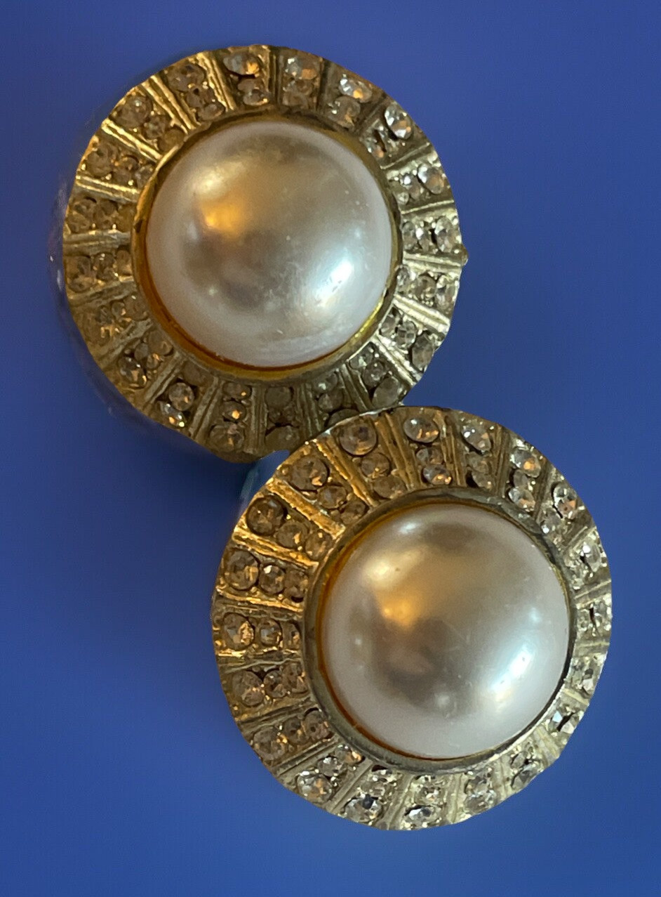 Vintage Five Pair Stylish Clip On GoldTone Metal Earring Lot – One Gay Boyer FX3