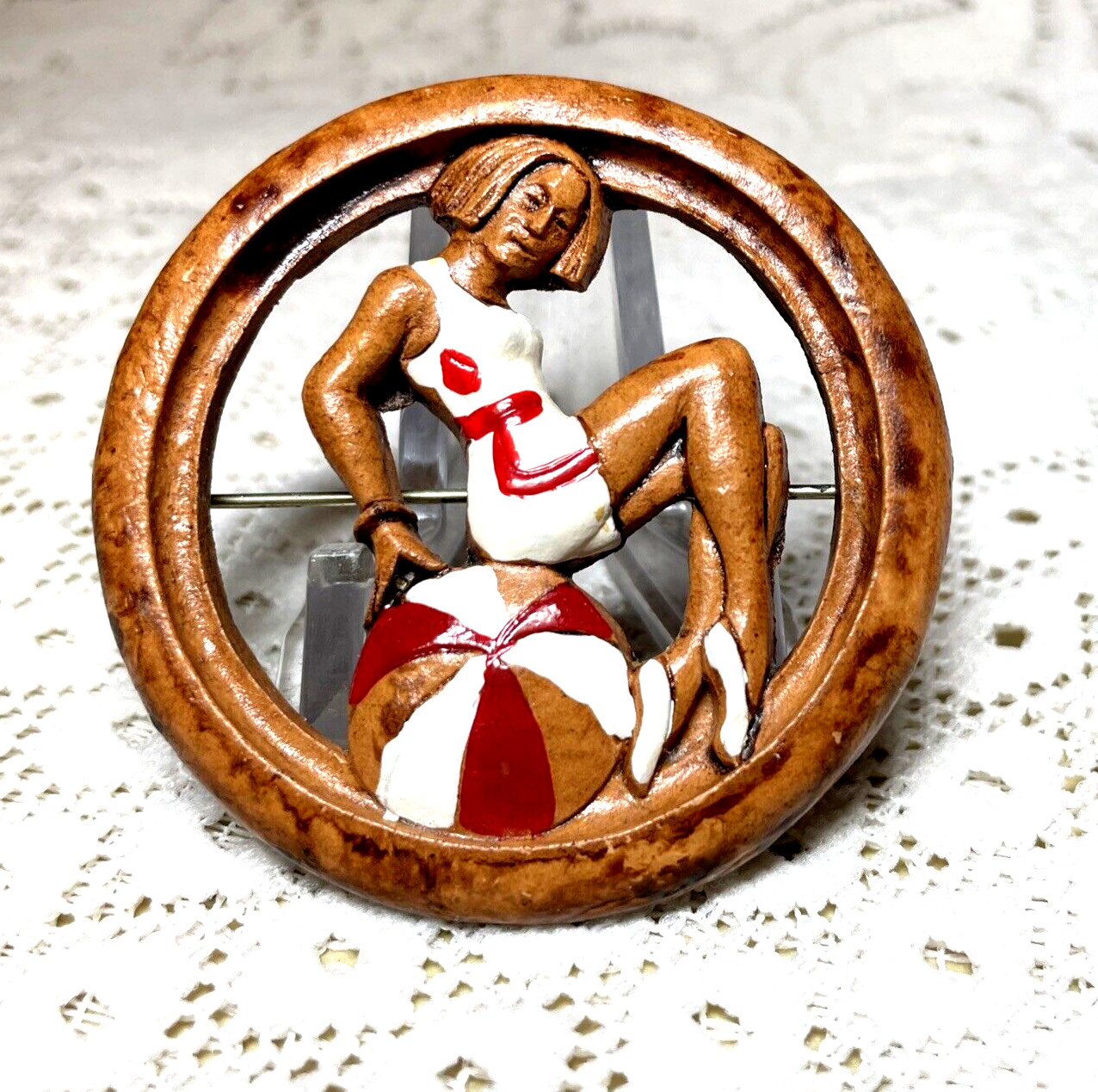 VTG 1940’S ART DECO LADY PLAYER ON A BEACH RESIN W WOOD EFFECT PIN/BROOCH